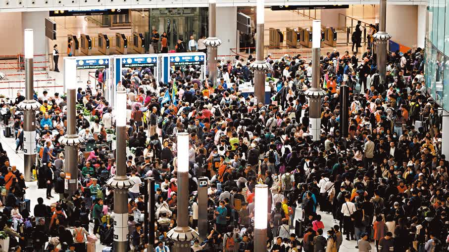 65萬港人聖誕離境外遊　各口岸人頭湧湧