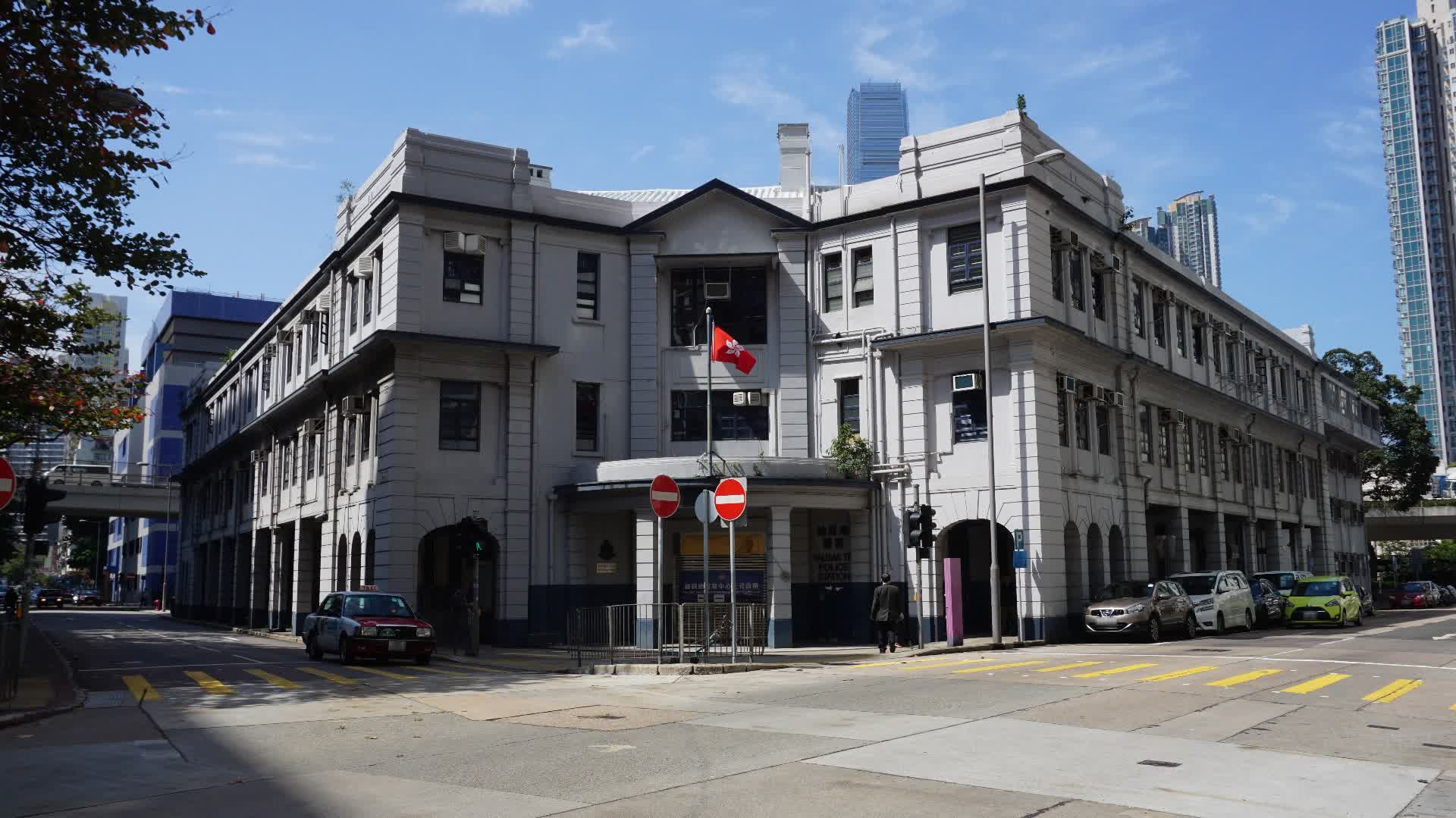 走進舊油蔴地警署　羈留室扮警匪打卡