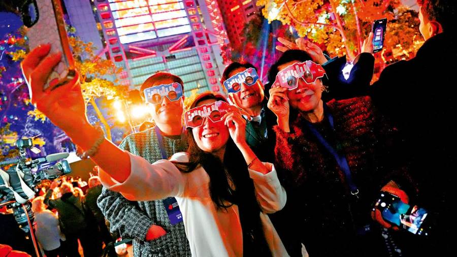 掌聲燈影裏的維港倒數　旅客：不一樣的新年