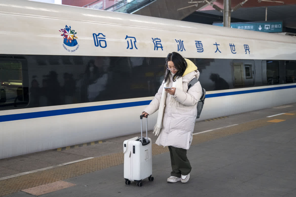A passenger about to board the bullet train No G1276, the first themed high-speed train of the Harbin Ice-Snow World, is seen at Harbin West Station in Harbin, Northeast China's Heilongjiang province, Jan 4, 2026. [Photo/Xinhua]