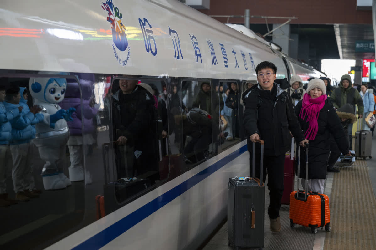 Passengers prepare to board the bullet train No G1276, the first themed high-speed train of the Harbin Ice-Snow World, at Harbin West Station in Harbin, Northeast China's Heilongjiang province, Jan 4, 2026. [Photo/Xinhua]