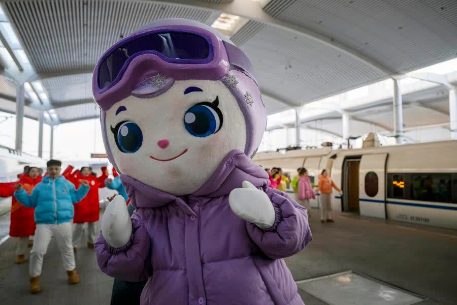 Performers dance outside the bullet train No G1276, the first themed high-speed train of the Harbin Ice-Snow World, at Harbin West Station in Harbin, Northeast China's Heilongjiang province, Jan 4, 2026. [Photo/Xinhua]