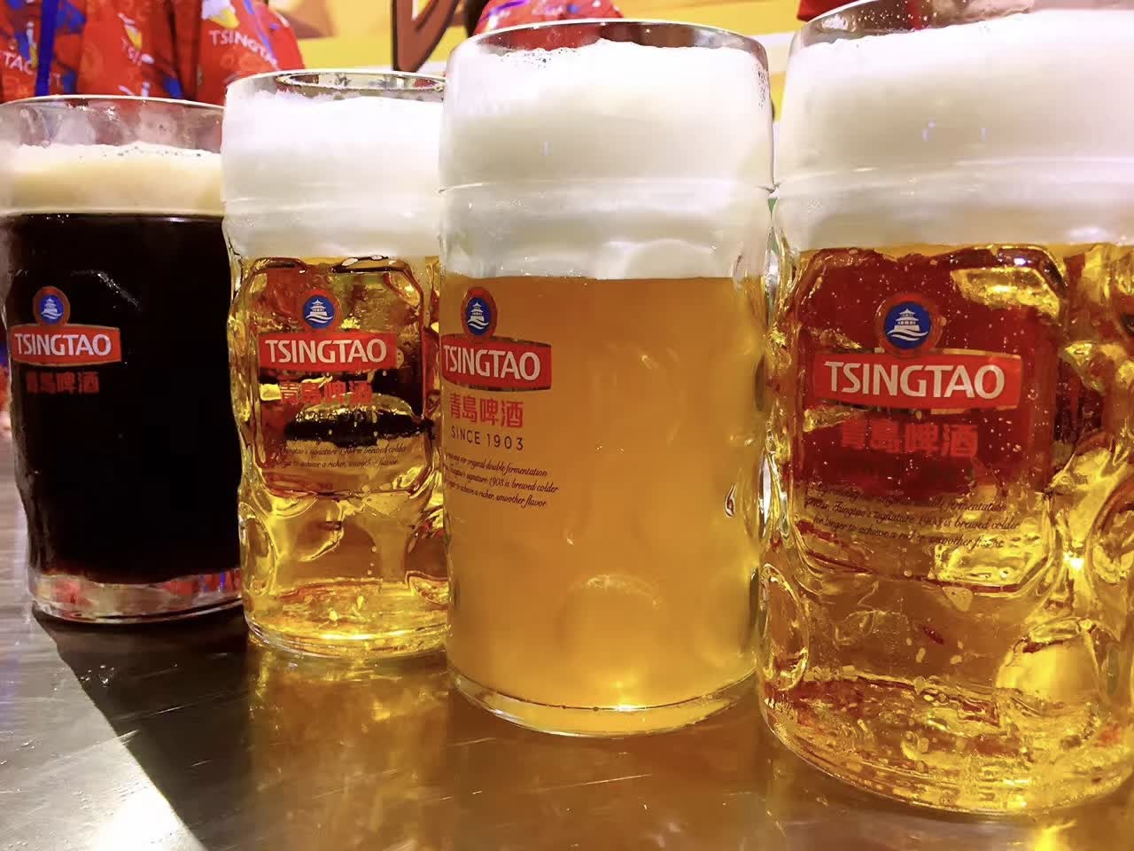 始建於1903年的青島啤酒，是一張享譽國際的中國名片。1906年，它便在慕尼黑國際博覽會上斬獲金獎。

如今，其產品已遠銷全球120多個國家和地區，在海外市場擦亮了中國品牌的金字招牌。2025年，青島啤酒品牌價值高達2803.55億元人民幣，不僅連續多年穩居中國啤酒出口榜首，更成功躋身全球五大啤酒廠商之列。