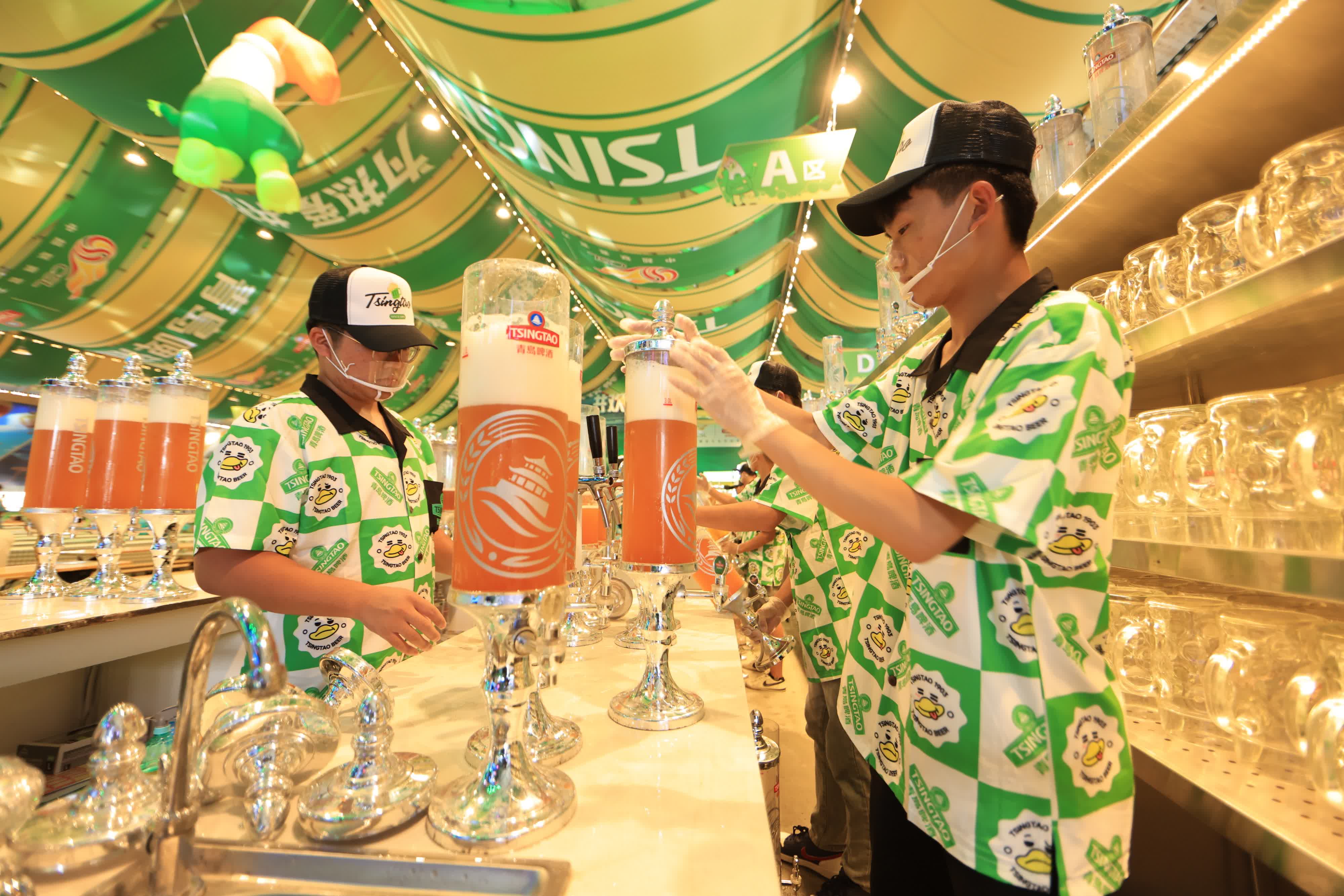 始建於1903年的青島啤酒，是一張享譽國際的中國名片。1906年，它便在慕尼黑國際博覽會上斬獲金獎。

如今，其產品已遠銷全球120多個國家和地區，在海外市場擦亮了中國品牌的金字招牌。2025年，青島啤酒品牌價值高達2803.55億元人民幣，不僅連續多年穩居中國啤酒出口榜首，更成功躋身全球五大啤酒廠商之列。