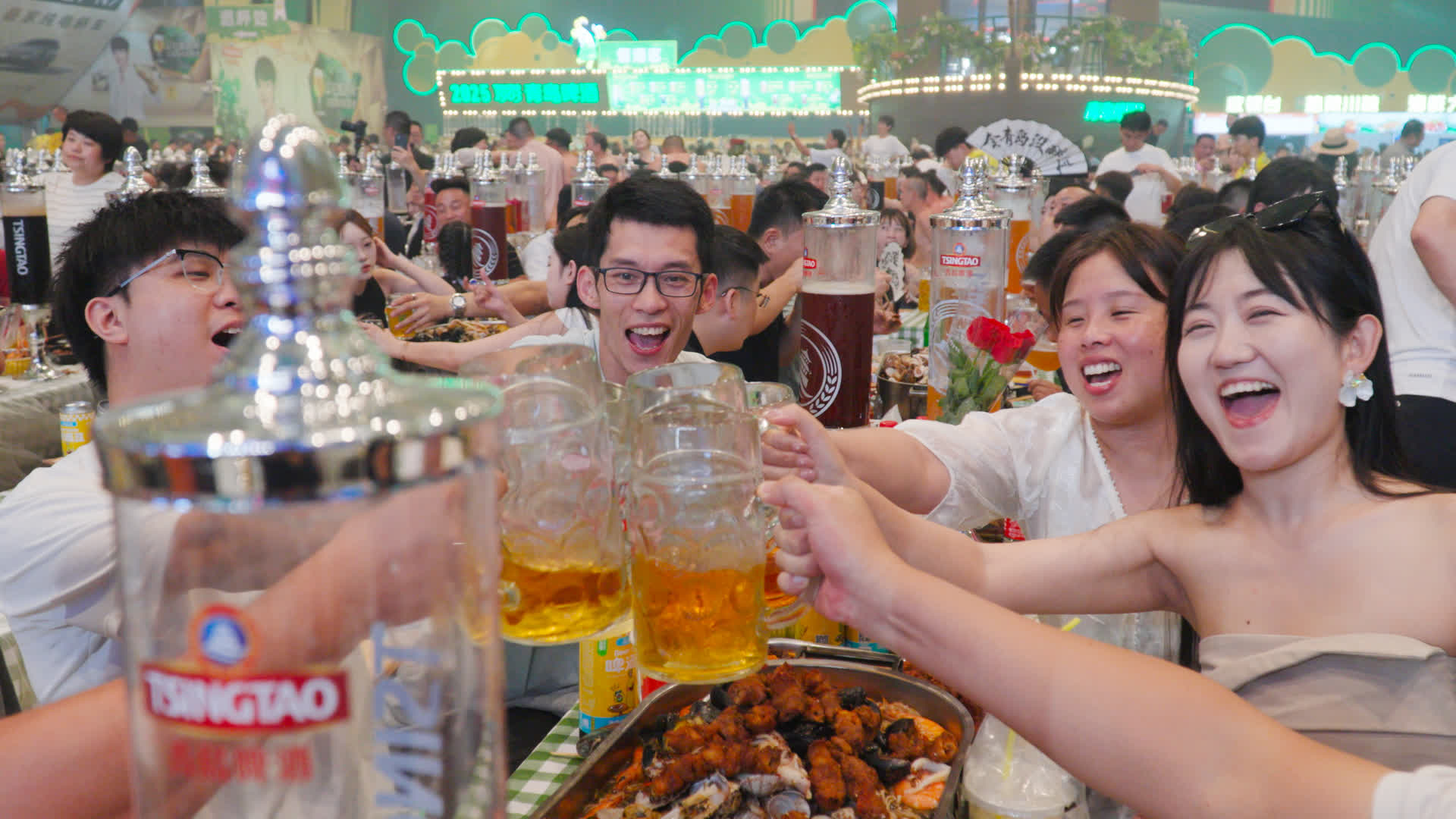 始建於1903年的青島啤酒，是一張享譽國際的中國名片。1906年，它便在慕尼黑國際博覽會上斬獲金獎。

如今，其產品已遠銷全球120多個國家和地區，在海外市場擦亮了中國品牌的金字招牌。2025年，青島啤酒品牌價值高達2803.55億元人民幣，不僅連續多年穩居中國啤酒出口榜首，更成功躋身全球五大啤酒廠商之列。