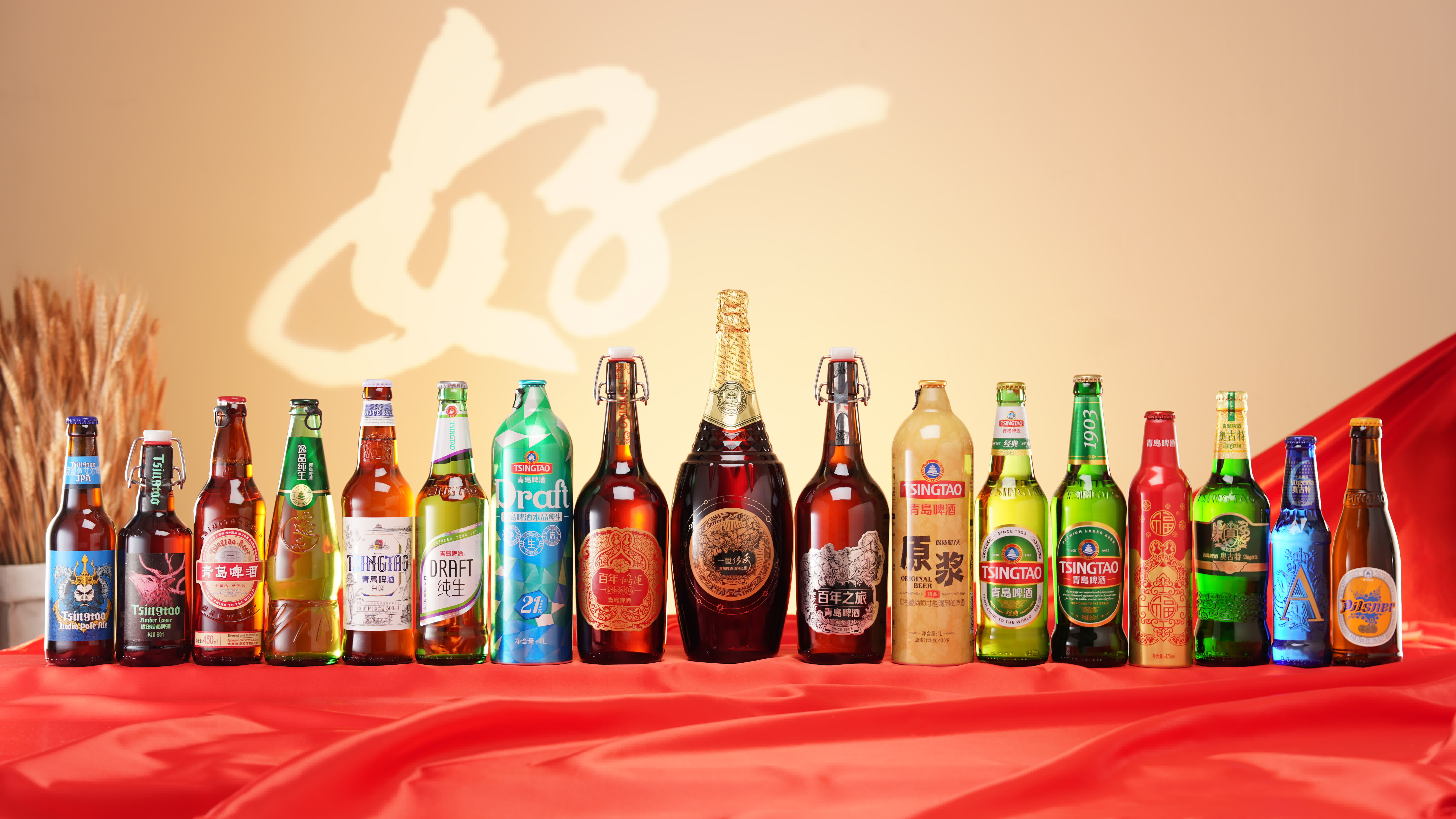 始建於1903年的青島啤酒，是一張享譽國際的中國名片。1906年，它便在慕尼黑國際博覽會上斬獲金獎。

如今，其產品已遠銷全球120多個國家和地區，在海外市場擦亮了中國品牌的金字招牌。2025年，青島啤酒品牌價值高達2803.55億元人民幣，不僅連續多年穩居中國啤酒出口榜首，更成功躋身全球五大啤酒廠商之列。