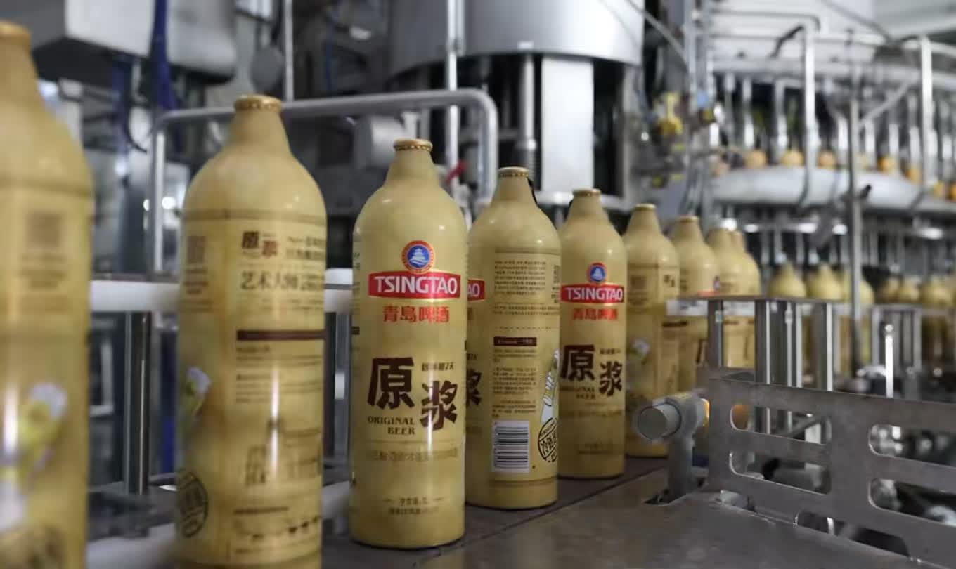 始建於1903年的青島啤酒，是一張享譽國際的中國名片。1906年，它便在慕尼黑國際博覽會上斬獲金獎。

如今，其產品已遠銷全球120多個國家和地區，在海外市場擦亮了中國品牌的金字招牌。2025年，青島啤酒品牌價值高達2803.55億元人民幣，不僅連續多年穩居中國啤酒出口榜首，更成功躋身全球五大啤酒廠商之列。