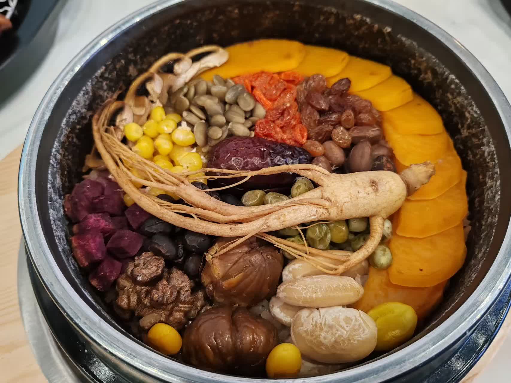 吉林人蔘主產于吉林省長白山區，以其獨特的品質和功效被譽為「百草之王」。‌

吉林人蔘產業規模持續擴大，2025年前三季度出口額達5454萬元人民幣，同比增長9.9%。‌吉林人蔘產業不斷向標準化、精深加工和國際化發展，目標是打造千億級產業。‌