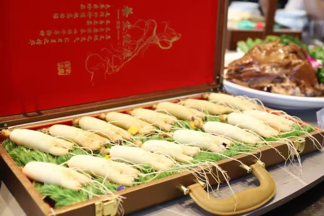 吉林人蔘主產于吉林省長白山區，以其獨特的品質和功效被譽為「百草之王」。‌

吉林人蔘產業規模持續擴大，2025年前三季度出口額達5454萬元人民幣，同比增長9.9%。‌吉林人蔘產業不斷向標準化、精深加工和國際化發展，目標是打造千億級產業。‌