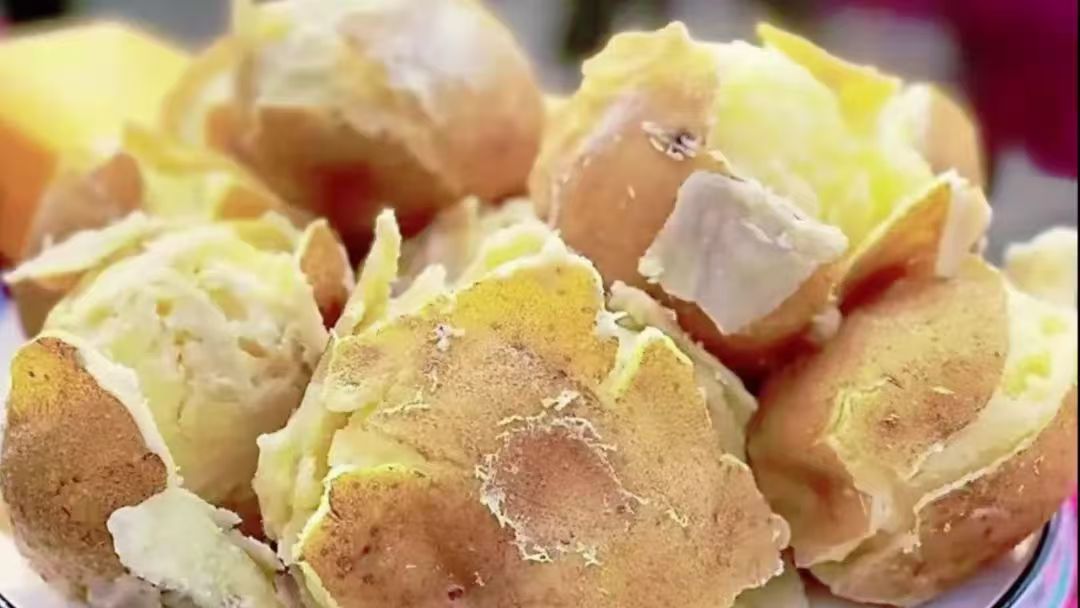 定西馬鈴薯，甘肅省定西市特產，中國國家地理標誌產品。

定西種植馬鈴薯已有200多年的歷史。定西馬鈴薯是多年生草本，但作一年生或一年兩季栽培。地下塊莖呈圓、卵、橢圓等形，有芽眼，皮紅、黃、白或紫色。地上莖呈棱形，有毛，奇數羽狀複葉。聚傘花序頂生，花白、紅或紫色；漿果球形，綠或紫褐色；種子腎形，黃色。

2017年12月29日，原國家質檢總局批准對「定西馬鈴薯」實施地理標誌產品保護。2019年11月，入選中國農業品牌目錄2019農產品區域公用品牌。