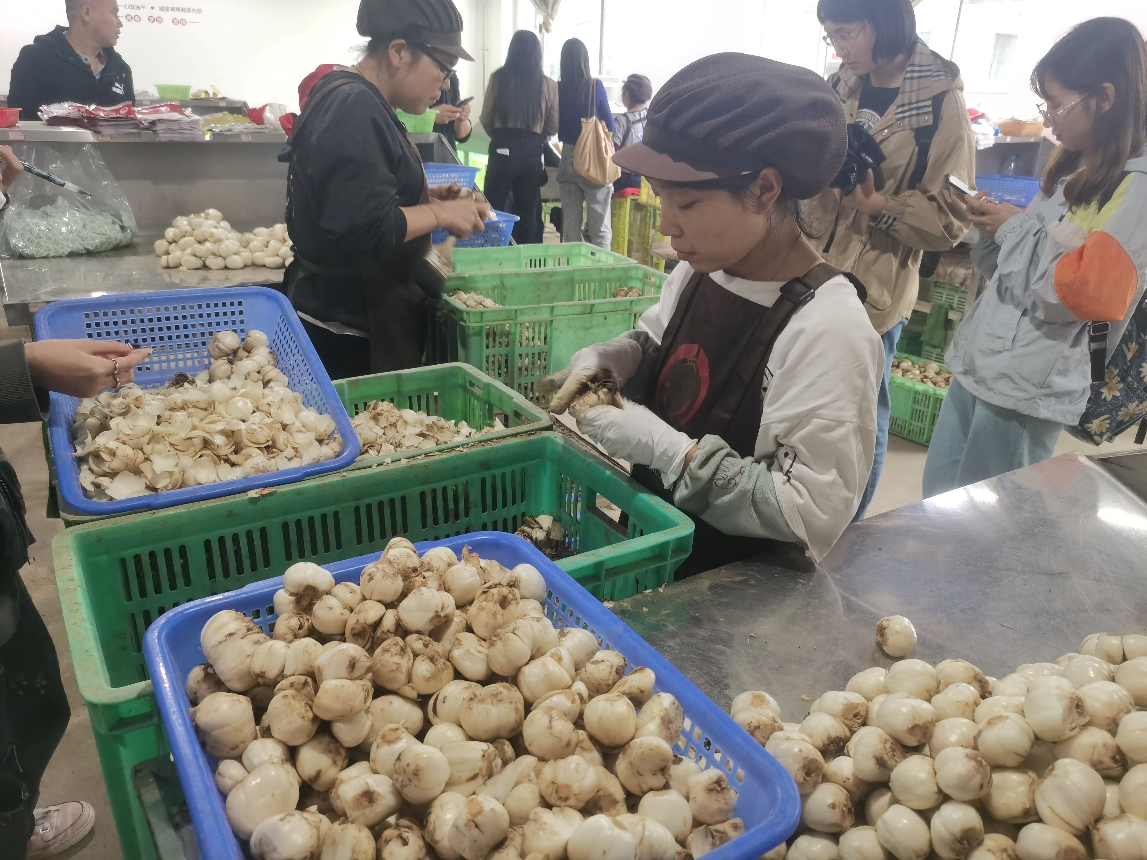 蘭州百合，甘肅省蘭州市特產，中國國家地理標誌產品。因其瓣大肉厚，潔白如玉、甘甜爽口、營養豐富，富含蛋白質、多糖、果膠、維生素、生物鹼及鋅微量元素，具有較高營養保健食用價值，還具有潤肺止咳、清火降噪、美容養顏、提高免疫力的功效，素有「蘭州百合甲天下」之稱。蘭州百合，屬山丹類，是百合中的上乘極品，是全國唯一食用甜百合。

2004年9月，原國家質檢總局正式批准「蘭州百合」為原產地域保護產品（即地理標誌保護產品）。2019年9月4日，中華人民共和國農業農村部批准對「蘭州百合」實施農產品地理標誌登記保護。
