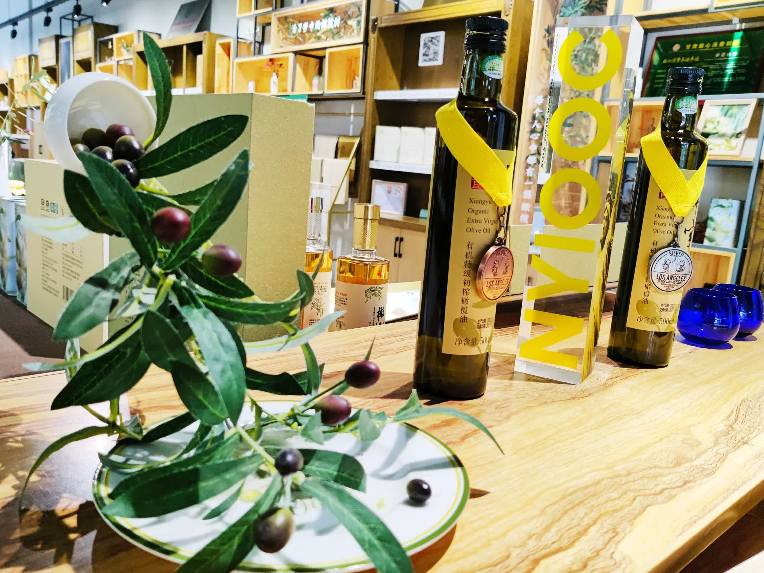 武都油橄欖，甘肅省隴南市武都區特產，中國國家地理標誌產品。經過40餘年的探索實踐，全區油橄欖面積達到30萬畝，保存面積約佔中國的60%，橄欖油產量佔93%，成為中國最大的初榨橄欖油生產基地，部分果園掛果和出油率高於地中海。

武都區是中國境內油橄欖最佳適宜種植區之一，是中國四大油橄欖生產基地之一，所產橄欖油產品榮獲中國林產品博覽會和甘肅省林業名特優新產品博覽會銀獎、金獎。2005年12月09日，原國家質檢總局批准對「武都油橄欖」實施地理標誌產品保護。