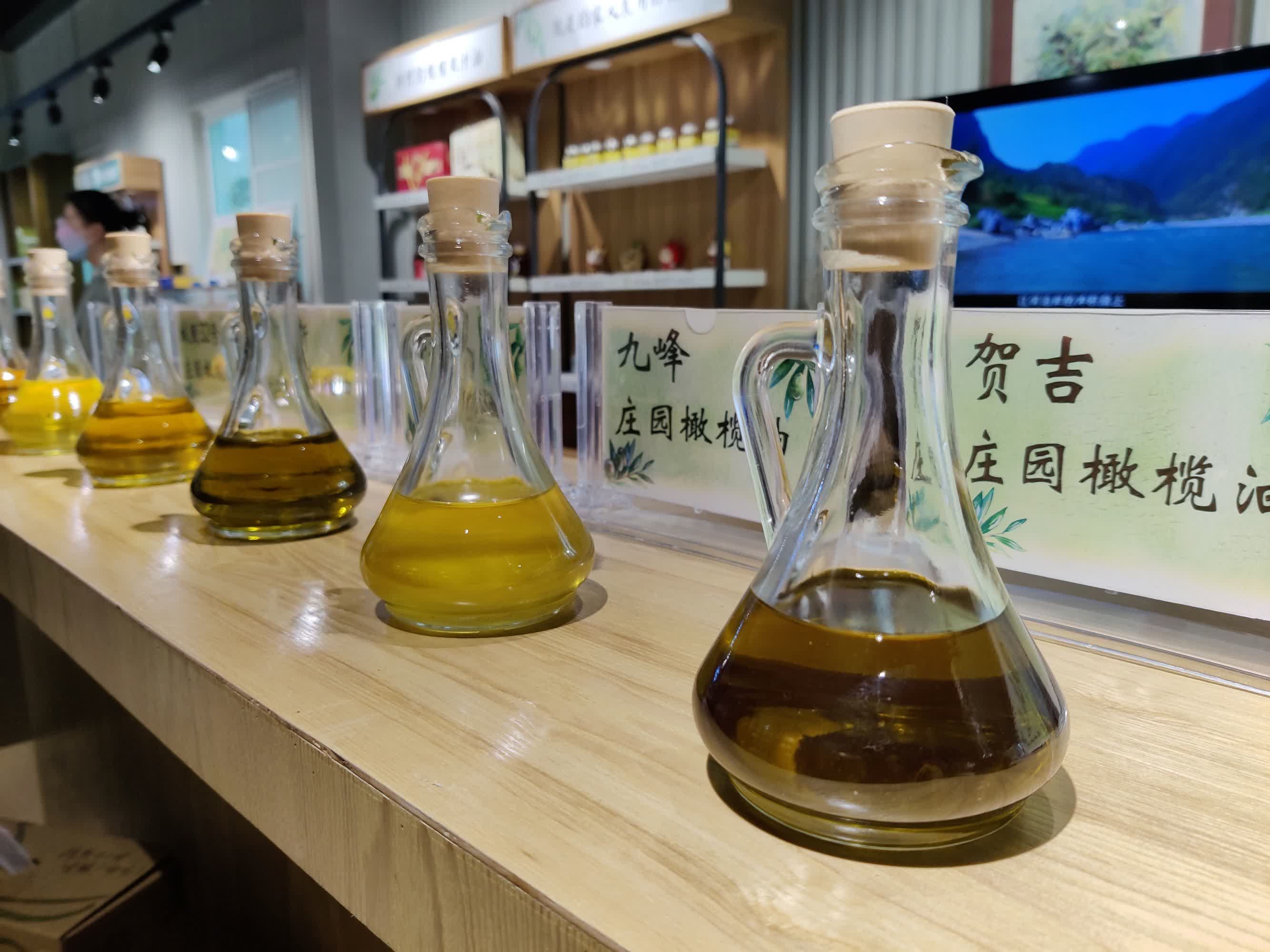 武都油橄欖，甘肅省隴南市武都區特產，中國國家地理標誌產品。經過40餘年的探索實踐，全區油橄欖面積達到30萬畝，保存面積約佔中國的60%，橄欖油產量佔93%，成為中國最大的初榨橄欖油生產基地，部分果園掛果和出油率高於地中海。

武都區是中國境內油橄欖最佳適宜種植區之一，是中國四大油橄欖生產基地之一，所產橄欖油產品榮獲中國林產品博覽會和甘肅省林業名特優新產品博覽會銀獎、金獎。2005年12月09日，原國家質檢總局批准對「武都油橄欖」實施地理標誌產品保護。