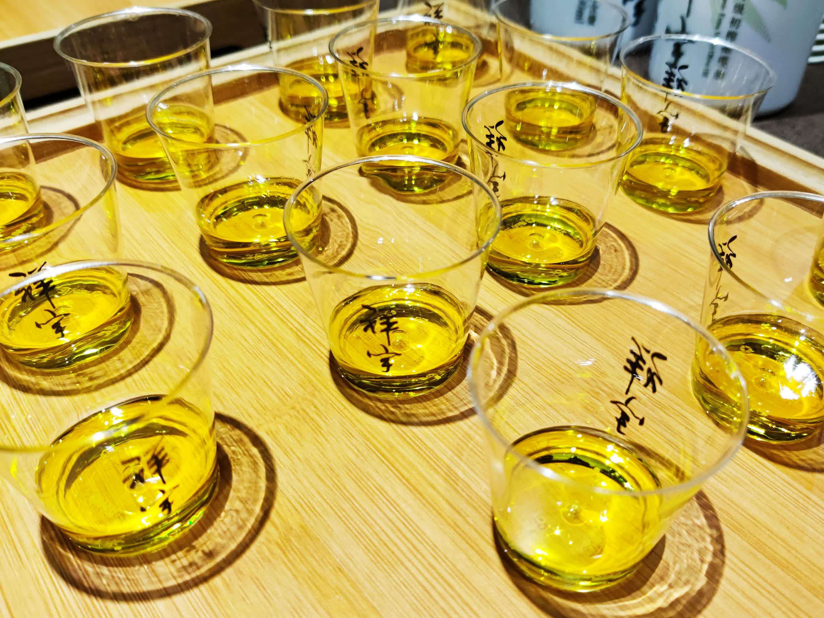 武都油橄欖，甘肅省隴南市武都區特產，中國國家地理標誌產品。經過40餘年的探索實踐，全區油橄欖面積達到30萬畝，保存面積約佔中國的60%，橄欖油產量佔93%，成為中國最大的初榨橄欖油生產基地，部分果園掛果和出油率高於地中海。

武都區是中國境內油橄欖最佳適宜種植區之一，是中國四大油橄欖生產基地之一，所產橄欖油產品榮獲中國林產品博覽會和甘肅省林業名特優新產品博覽會銀獎、金獎。2005年12月09日，原國家質檢總局批准對「武都油橄欖」實施地理標誌產品保護。