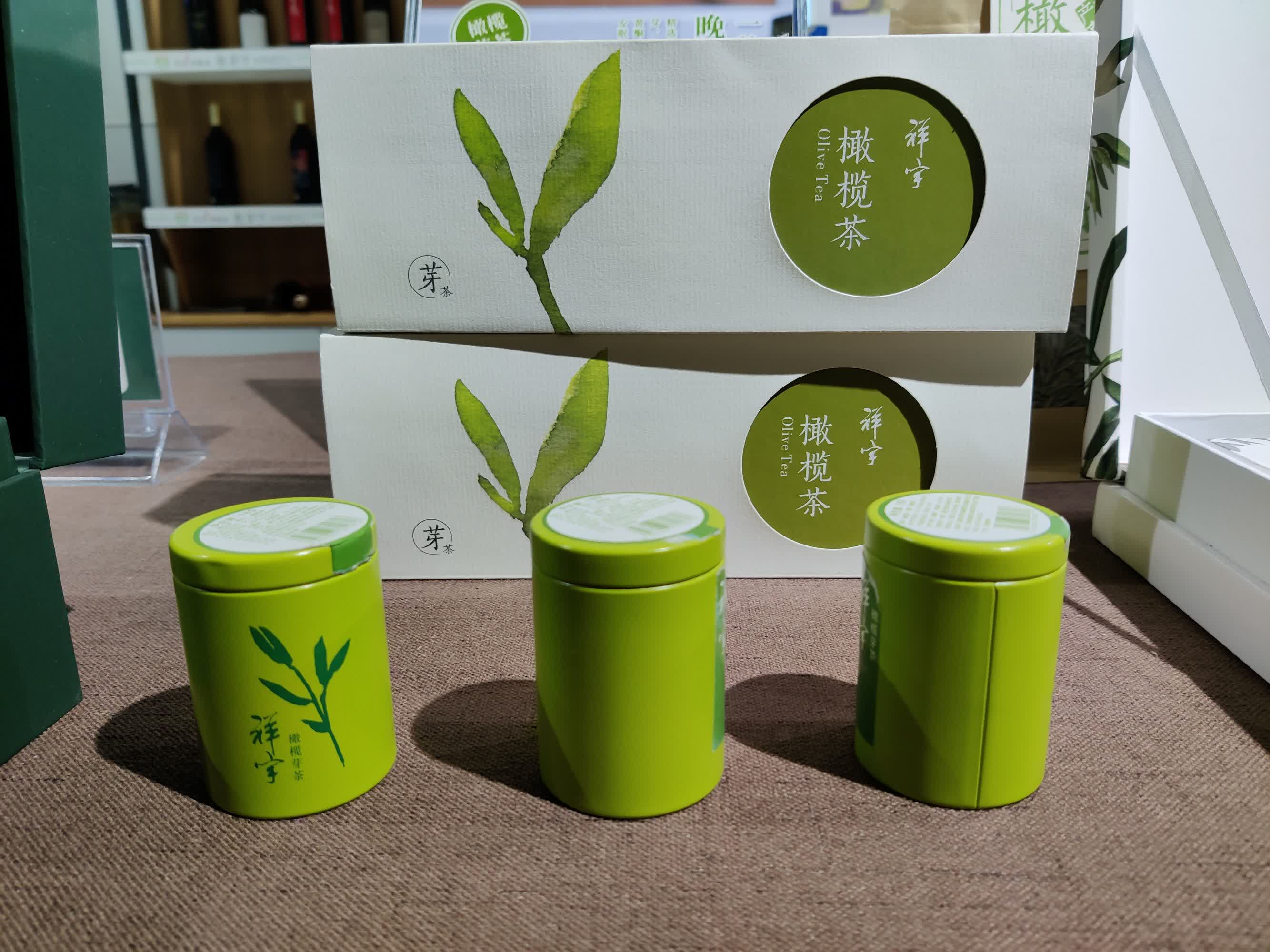 武都油橄欖，甘肅省隴南市武都區特產，中國國家地理標誌產品。經過40餘年的探索實踐，全區油橄欖面積達到30萬畝，保存面積約佔中國的60%，橄欖油產量佔93%，成為中國最大的初榨橄欖油生產基地，部分果園掛果和出油率高於地中海。

武都區是中國境內油橄欖最佳適宜種植區之一，是中國四大油橄欖生產基地之一，所產橄欖油產品榮獲中國林產品博覽會和甘肅省林業名特優新產品博覽會銀獎、金獎。2005年12月09日，原國家質檢總局批准對「武都油橄欖」實施地理標誌產品保護。