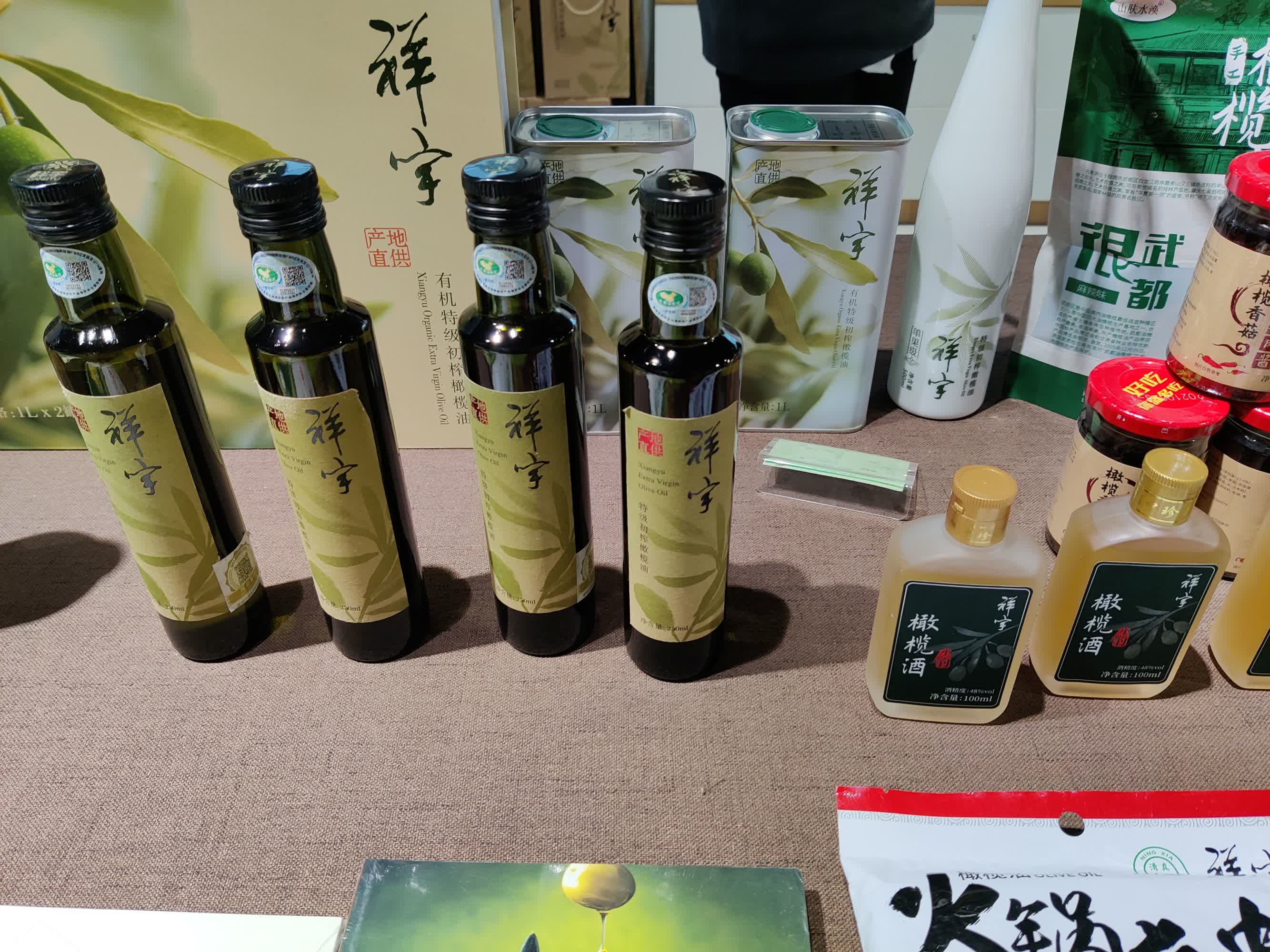 武都油橄欖，甘肅省隴南市武都區特產，中國國家地理標誌產品。經過40餘年的探索實踐，全區油橄欖面積達到30萬畝，保存面積約佔中國的60%，橄欖油產量佔93%，成為中國最大的初榨橄欖油生產基地，部分果園掛果和出油率高於地中海。

武都區是中國境內油橄欖最佳適宜種植區之一，是中國四大油橄欖生產基地之一，所產橄欖油產品榮獲中國林產品博覽會和甘肅省林業名特優新產品博覽會銀獎、金獎。2005年12月09日，原國家質檢總局批准對「武都油橄欖」實施地理標誌產品保護。