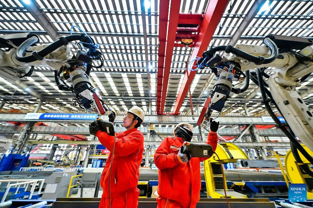 Workers operate robots at an offshore oil and gas platform at the Binhai New Area, in north China's Tianjin on Jan. 29, 2026. Enterprises across the country are going full steam ahead in production at the end of January, striving for a strong start in the first month of a new year. (Photo by Du Penghui/Xinhua)