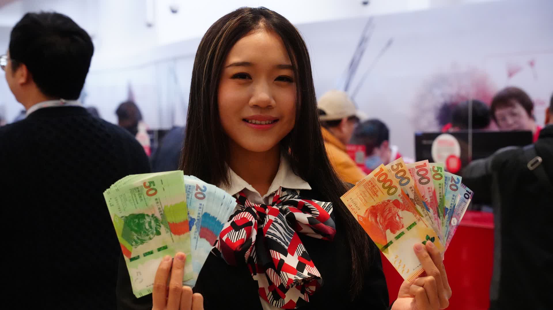 (有片)市民清晨排隊換新鈔「拎好意頭」 計劃換過萬元「加碼」利是