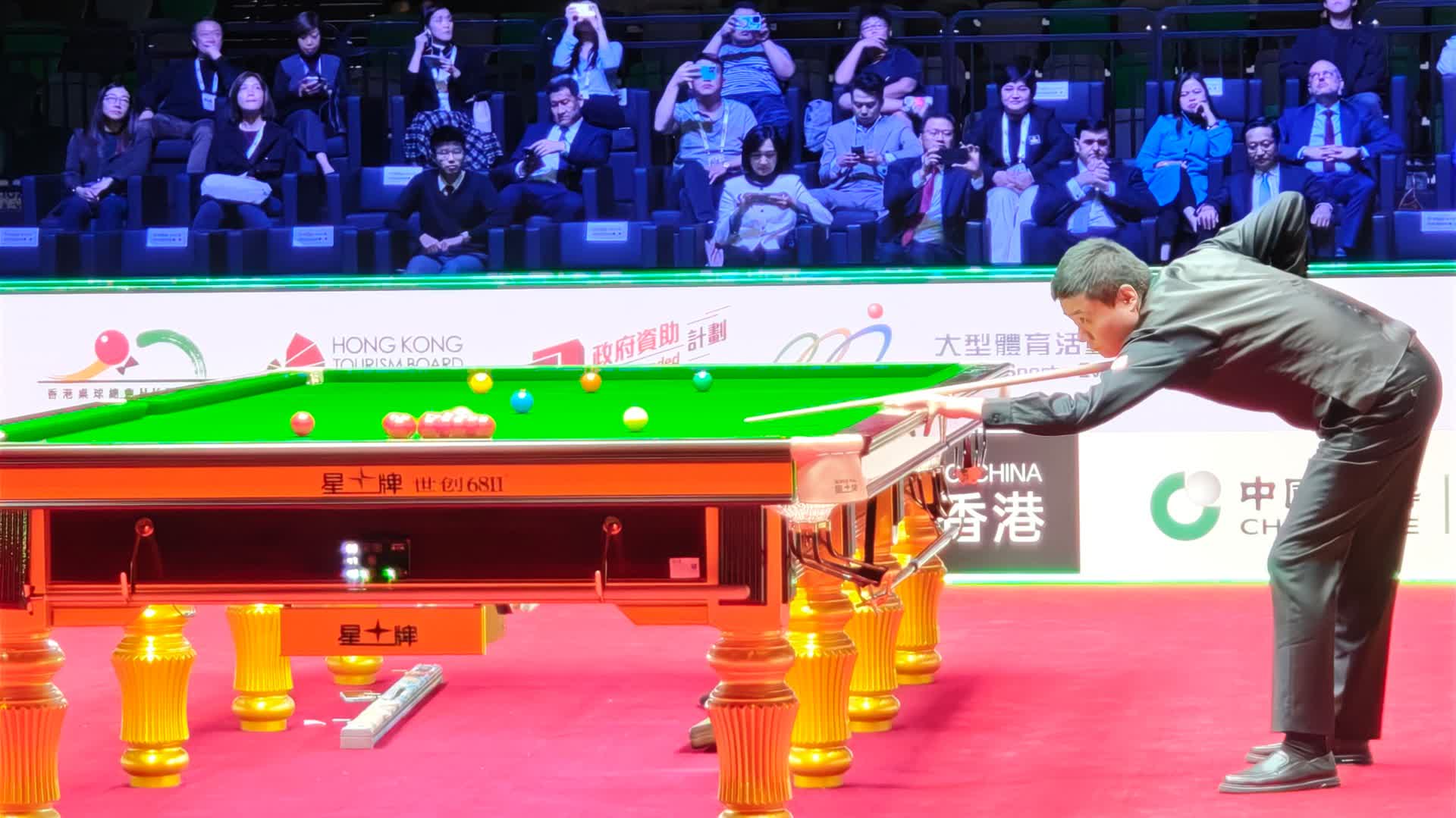 (有片)世界桌球大獎賽首日賽事 丁俊暉3:5惜敗英格蘭老將鶴健士