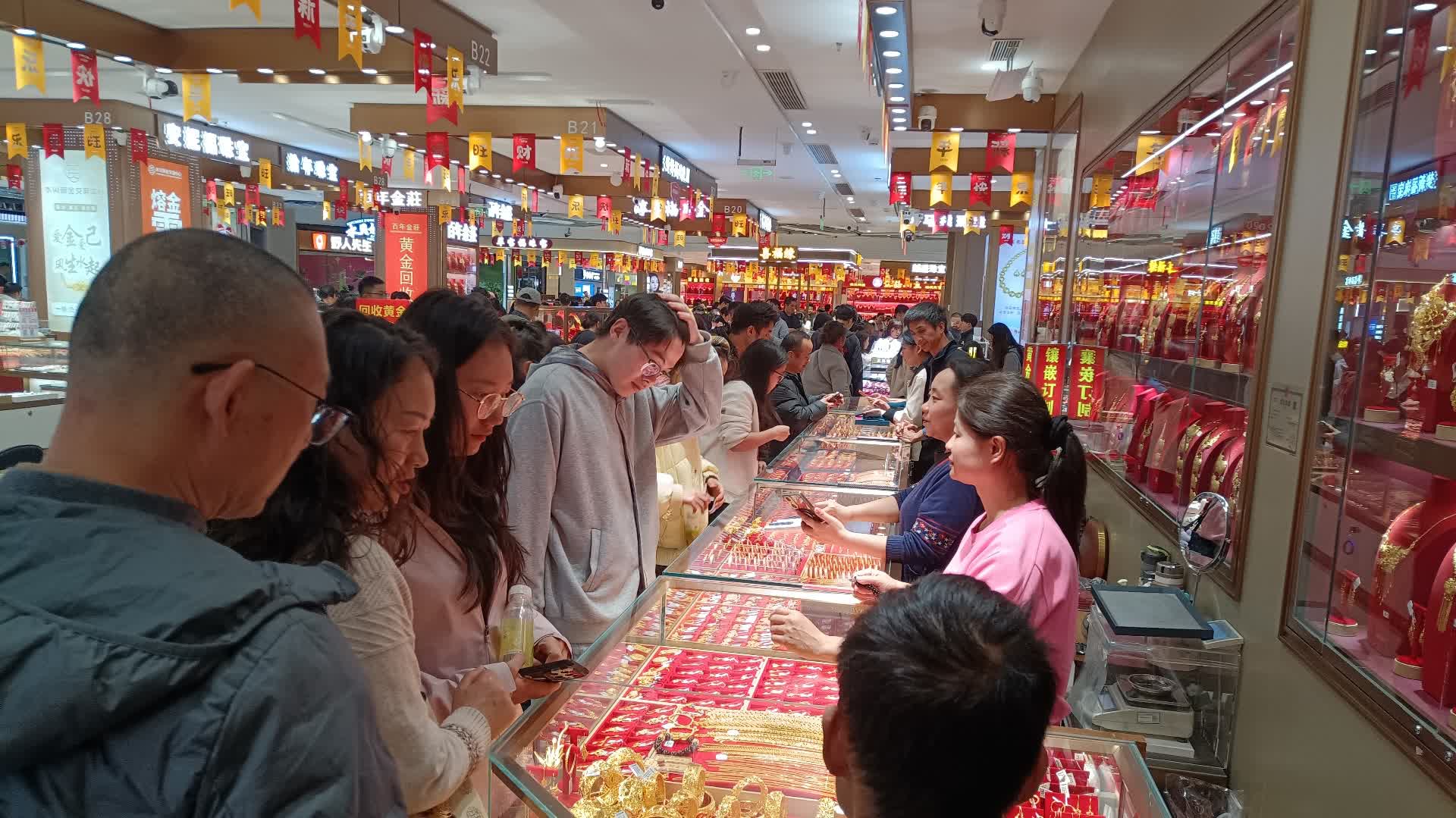 國際金價創2009單日最大漲幅 重新站上5000美元