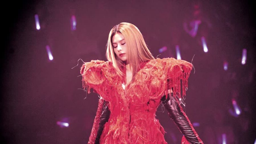 紅館開唱「五行」元素搶眼　李幸倪身負40磅戰衣壓陣