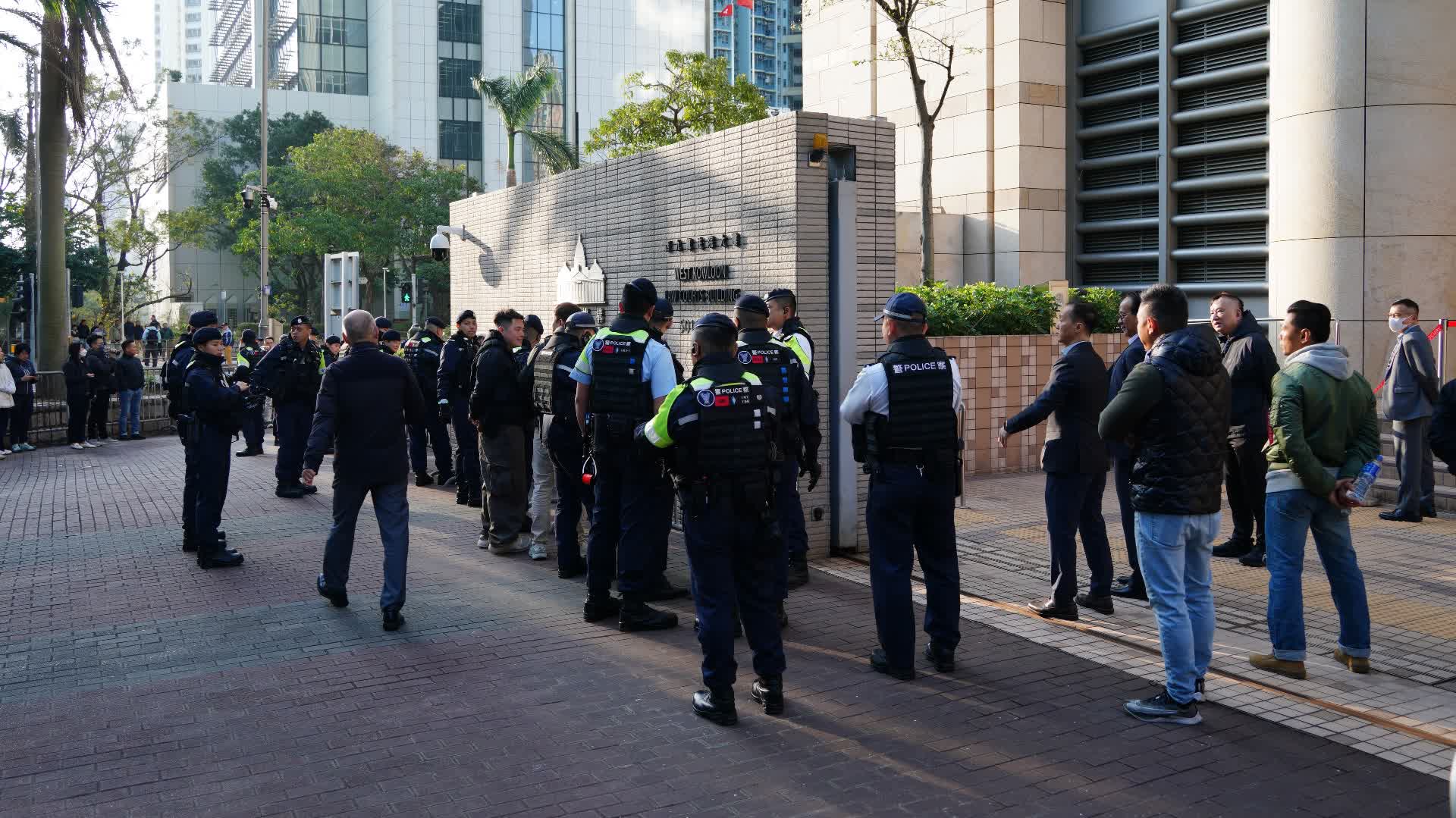 直擊肥黎判刑|警員警車戒備 公眾排隊入庭 媒體密切關注