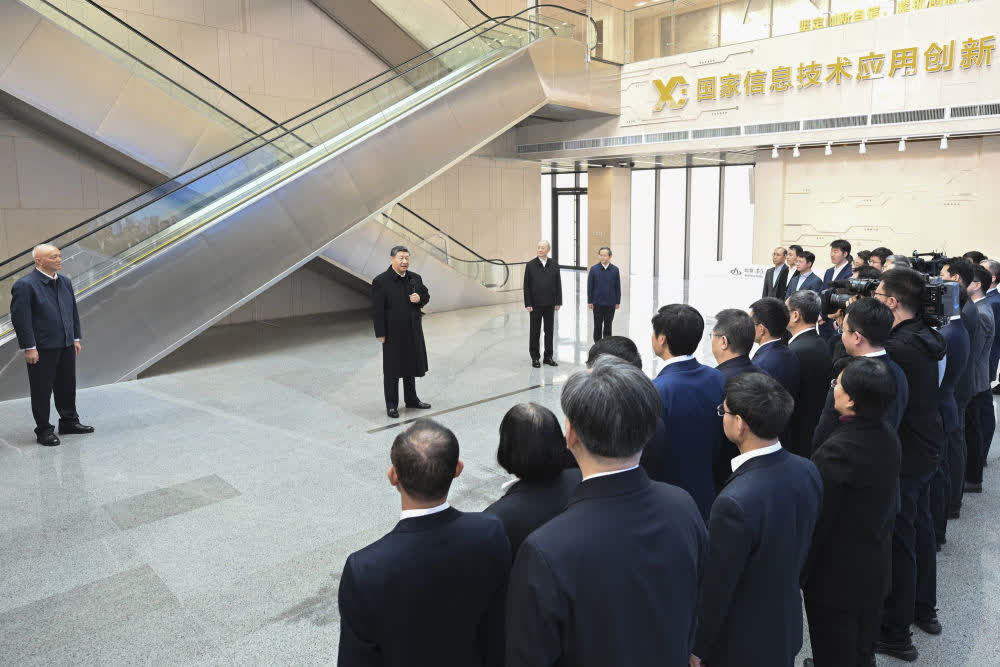 據新華社報道，9日上午，習近平總書記來到位於北京亦莊的國家信創園，了解信息技術應用創新和北京加快建設國際科技創新中心情況，察看代表性科技創新成果展示，並同科研人員和科技企業負責人代表親切交流。