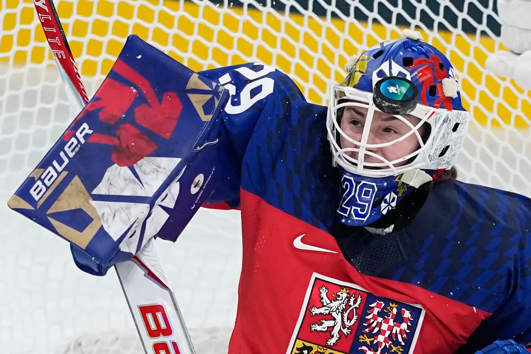 2月8日，在女子冰球小組賽捷克對陣芬蘭的比賽中，捷克選手克拉拉·佩斯拉羅娃做出撲救動作。（美聯社）