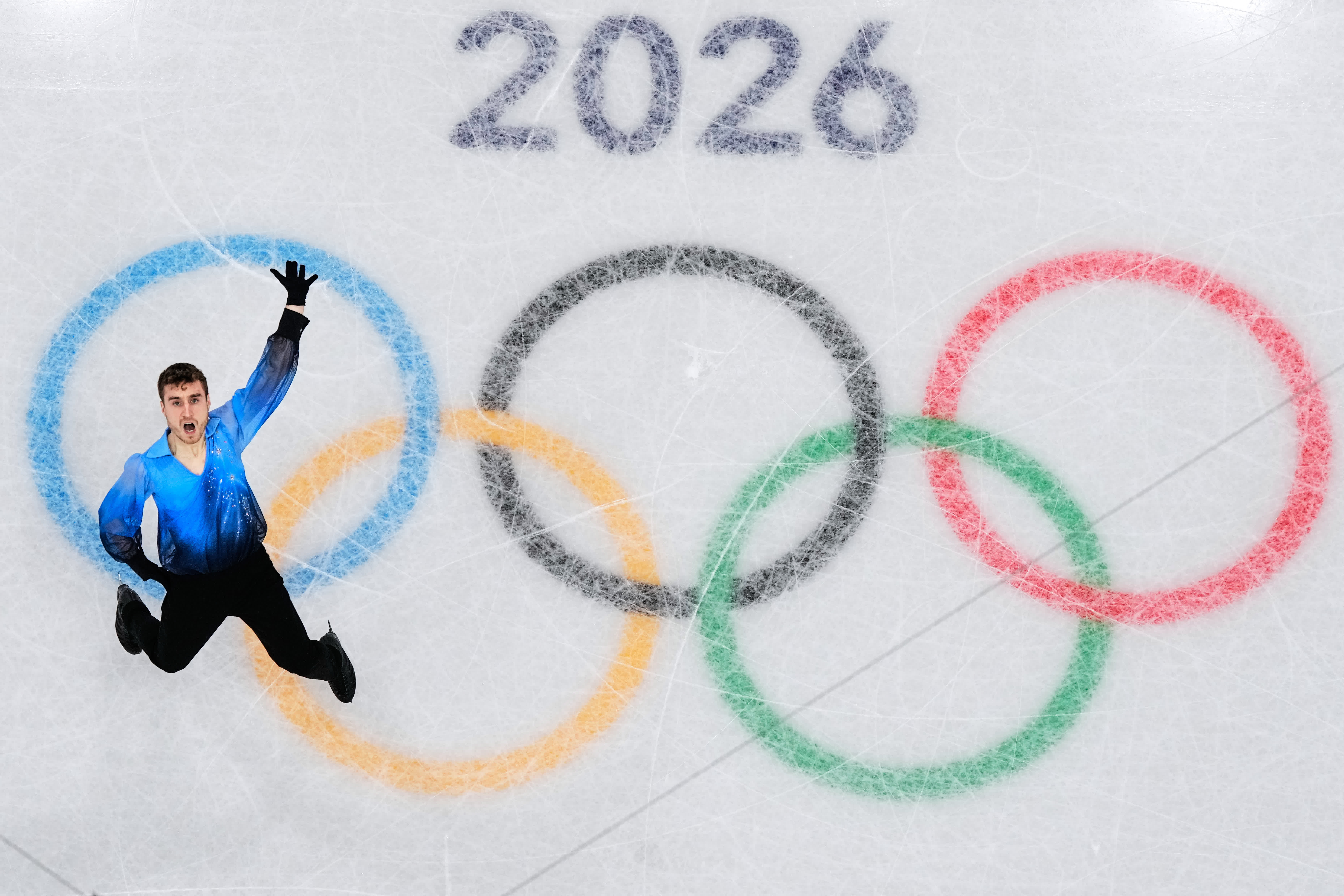 2月8日，在米蘭冬季奧運會男子花樣滑冰團體賽中，意大利選手馬泰奧·里佐正在比賽。（美聯社）