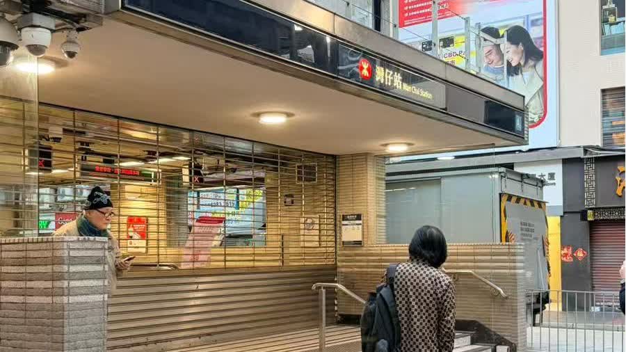 港島綫服務受阻約1小時 疑因工程車勾爛信號箱所致