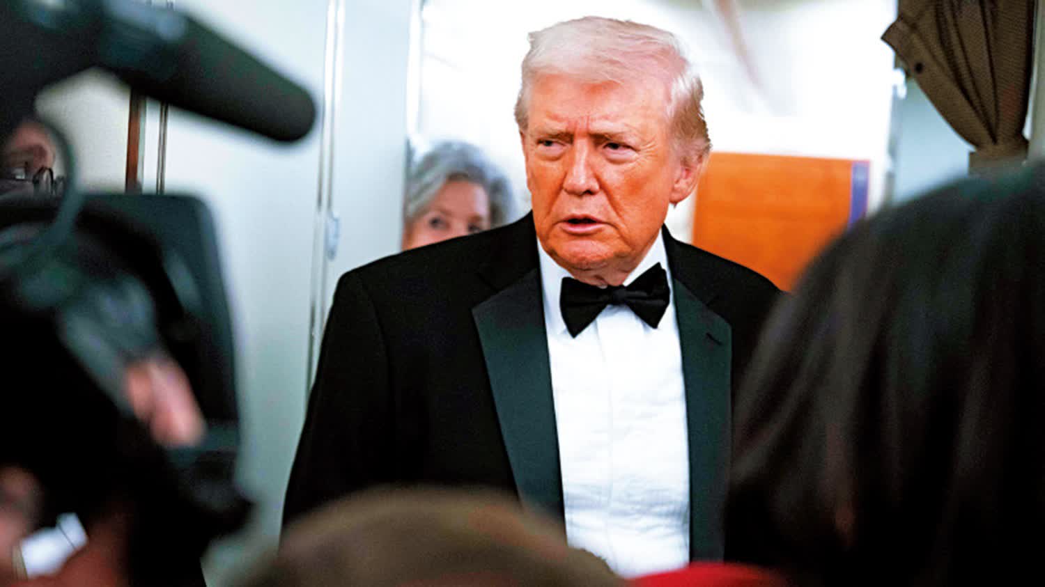 特朗普稱正考慮派第二艘航母前往中東