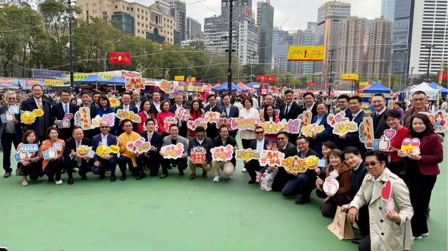（多圖）議員訪維園年宵市場　購多款年貨撐市道