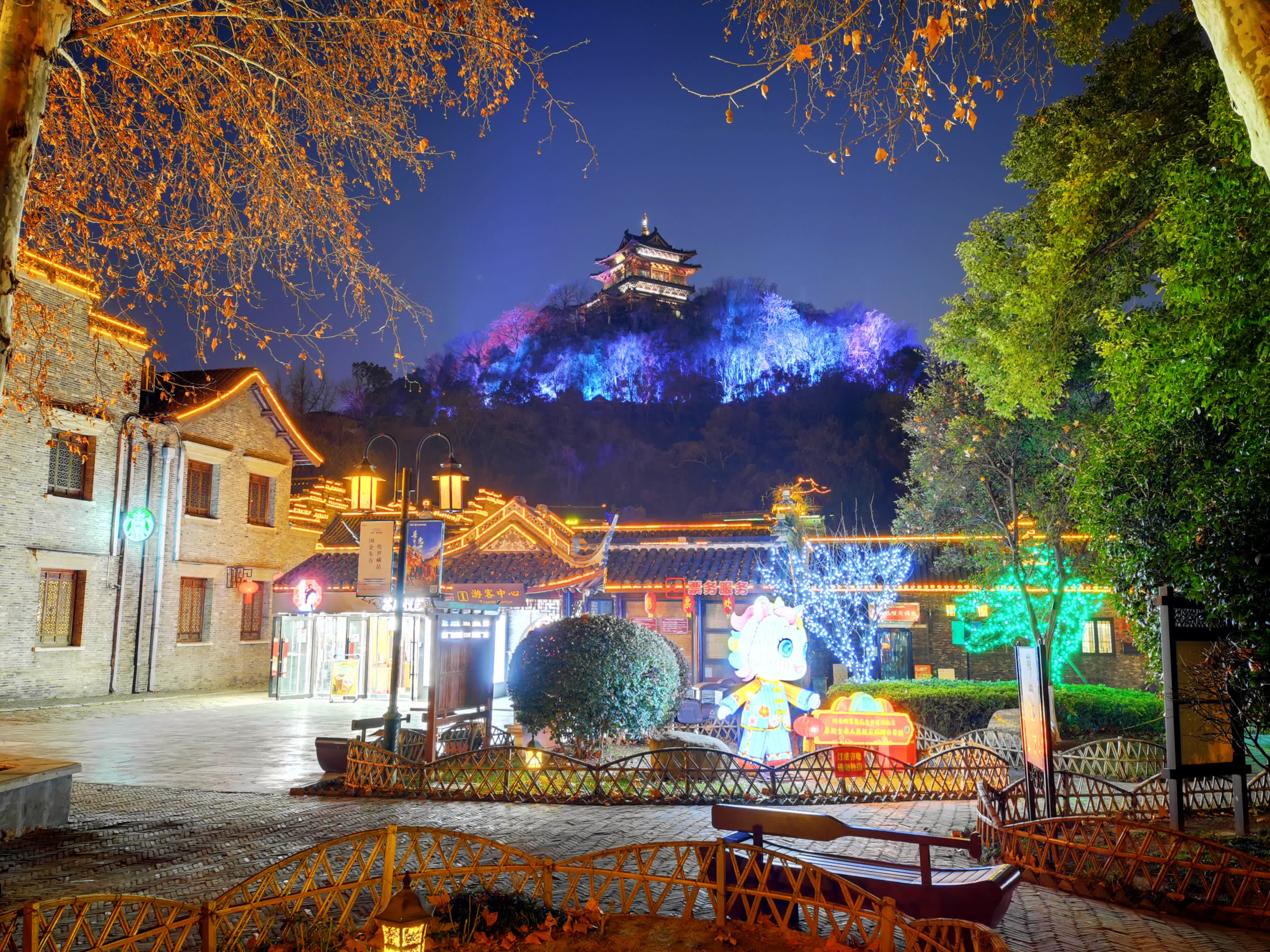 春節將至，江蘇省鎮江市西津古渡華燈初上，宛如一幅流動的千年畫卷。青石板上燈火流金，古宅檐下紅綢搖曳，璀璨光影將唐宋元明清的歷史層層暈染，一磚一瓦都浸透着歲月的醇香，令人流連忘返。
【來源】鎮江市人民政府港澳事務辦公室