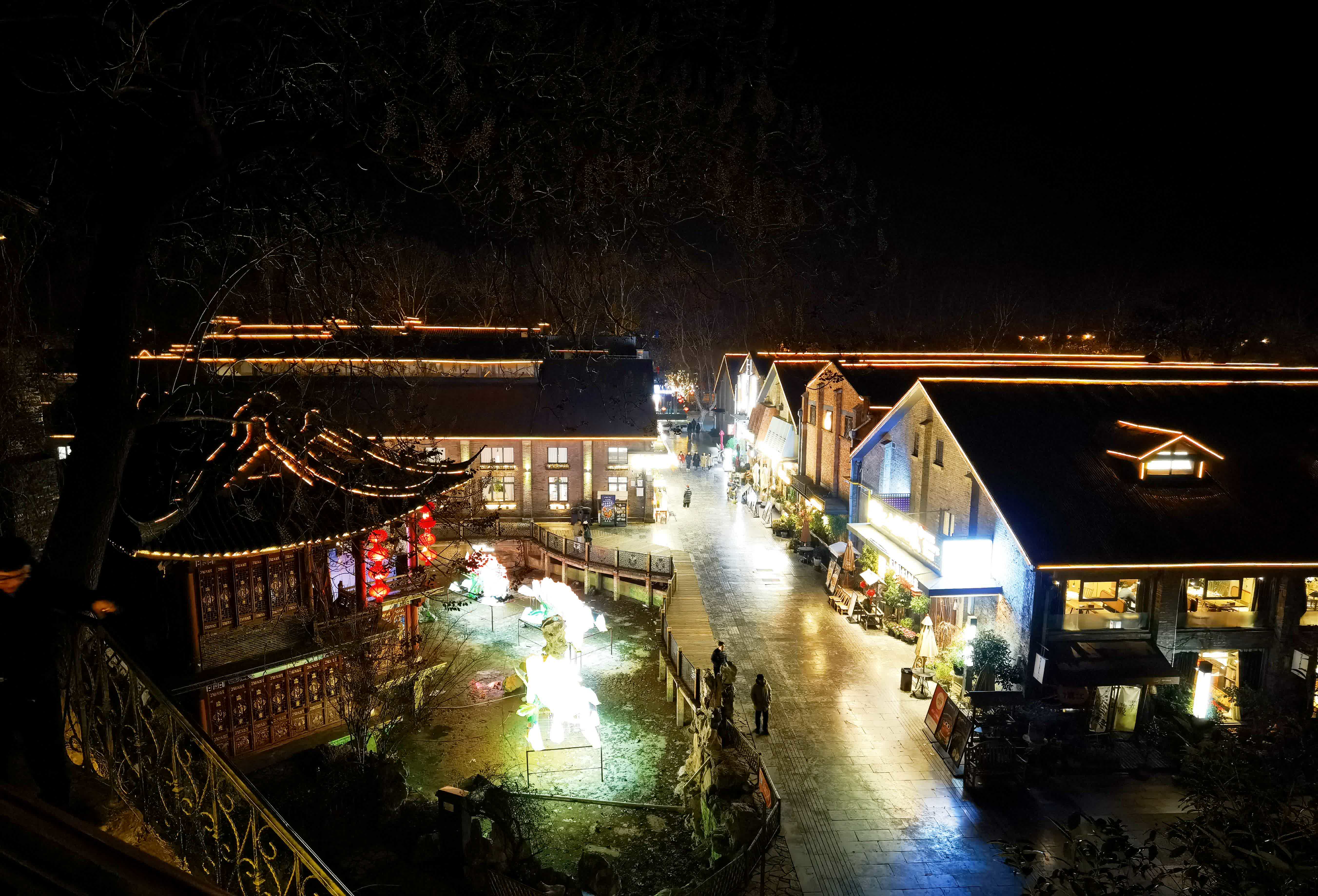 春節將至，江蘇省鎮江市西津古渡華燈初上，宛如一幅流動的千年畫卷。青石板上燈火流金，古宅檐下紅綢搖曳，璀璨光影將唐宋元明清的歷史層層暈染，一磚一瓦都浸透着歲月的醇香，令人流連忘返。
【來源】鎮江市人民政府港澳事務辦公室