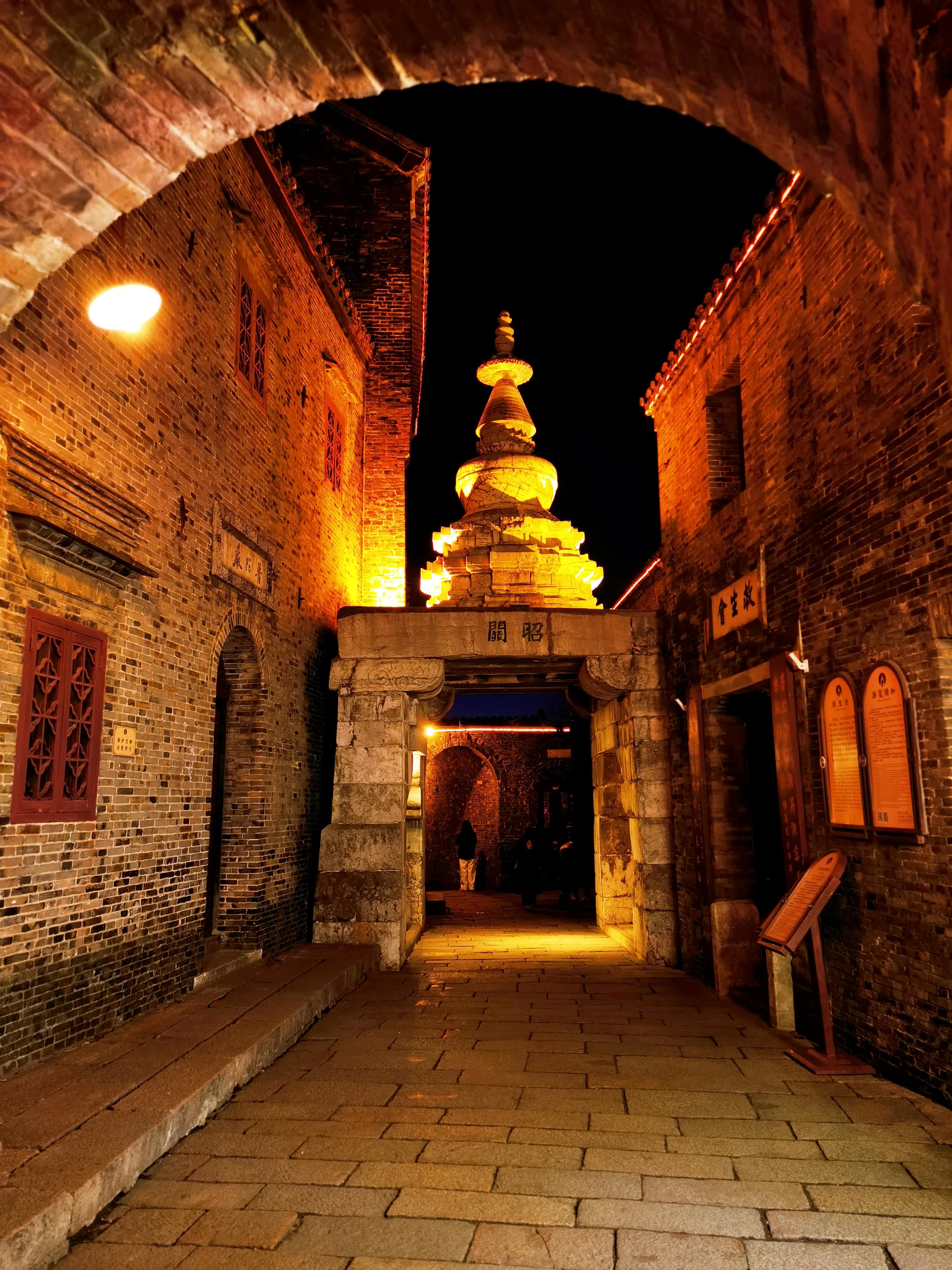 春節將至，江蘇省鎮江市西津古渡華燈初上，宛如一幅流動的千年畫卷。青石板上燈火流金，古宅檐下紅綢搖曳，璀璨光影將唐宋元明清的歷史層層暈染，一磚一瓦都浸透着歲月的醇香，令人流連忘返。
【來源】鎮江市人民政府港澳事務辦公室