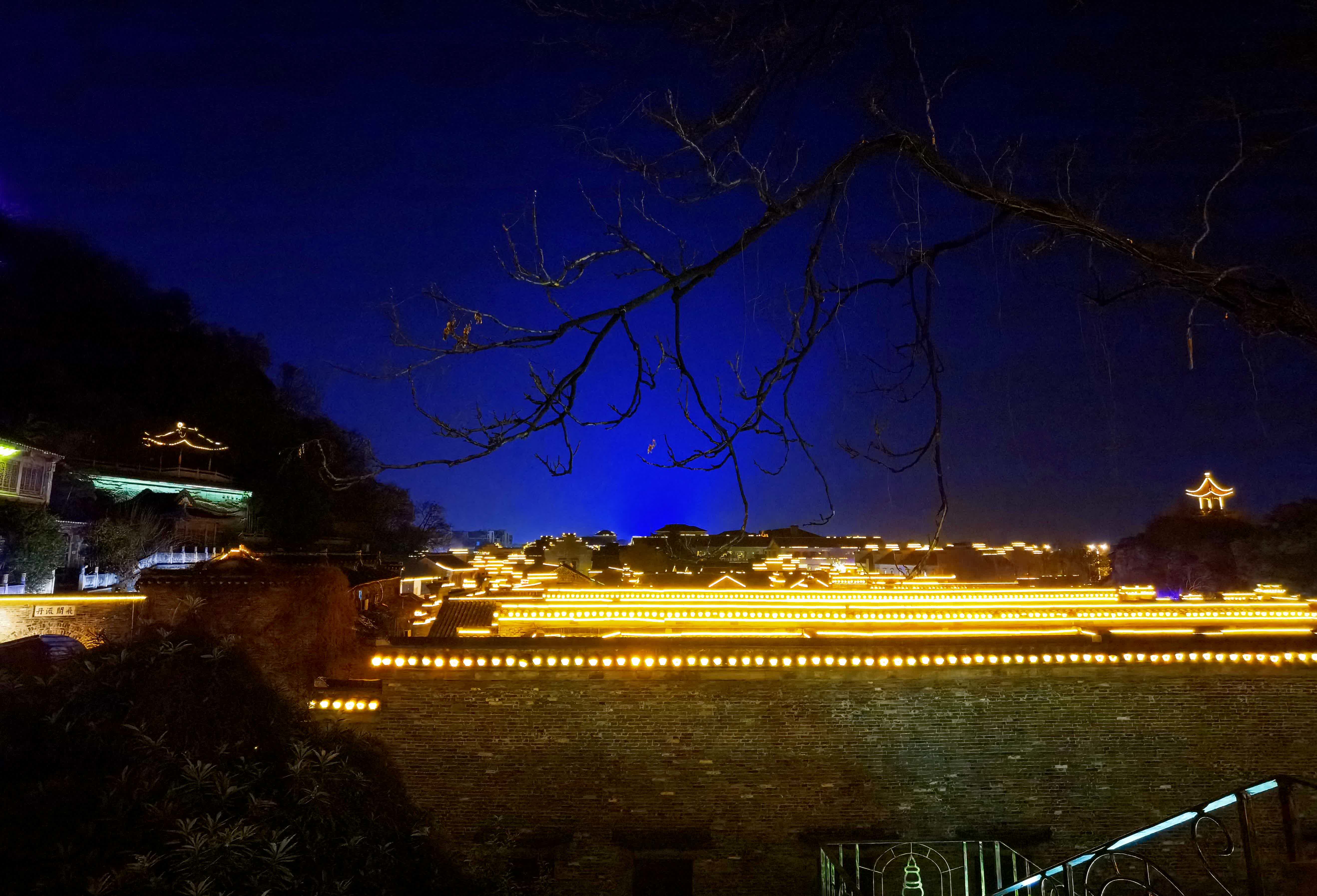 春節將至，江蘇省鎮江市西津古渡華燈初上，宛如一幅流動的千年畫卷。青石板上燈火流金，古宅檐下紅綢搖曳，璀璨光影將唐宋元明清的歷史層層暈染，一磚一瓦都浸透着歲月的醇香，令人流連忘返。
【來源】鎮江市人民政府港澳事務辦公室