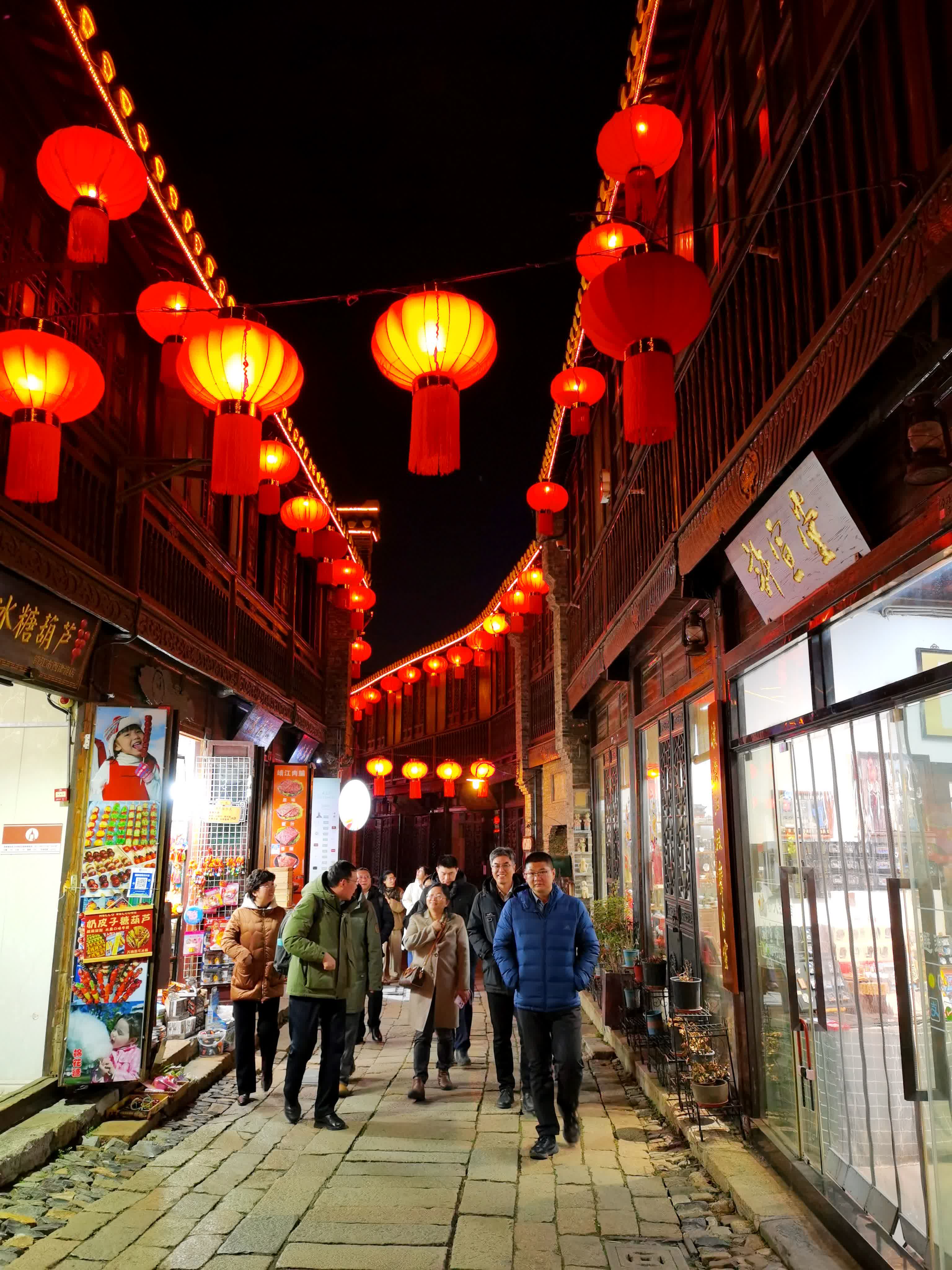 春節將至，江蘇省鎮江市西津古渡華燈初上，宛如一幅流動的千年畫卷。青石板上燈火流金，古宅檐下紅綢搖曳，璀璨光影將唐宋元明清的歷史層層暈染，一磚一瓦都浸透着歲月的醇香，令人流連忘返。
【來源】鎮江市人民政府港澳事務辦公室