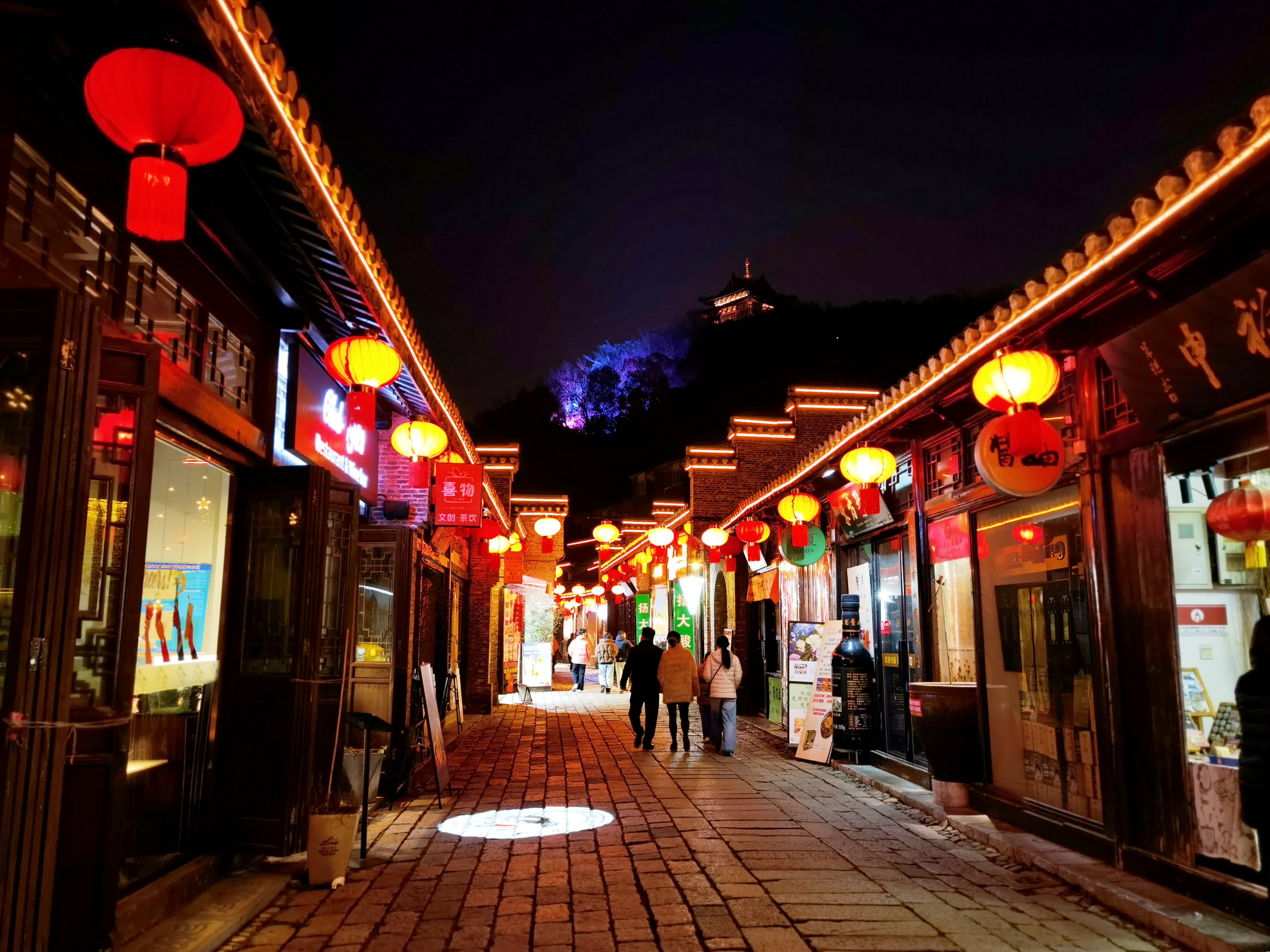 春節將至，江蘇省鎮江市西津古渡華燈初上，宛如一幅流動的千年畫卷。青石板上燈火流金，古宅檐下紅綢搖曳，璀璨光影將唐宋元明清的歷史層層暈染，一磚一瓦都浸透着歲月的醇香，令人流連忘返。
【來源】鎮江市人民政府港澳事務辦公室