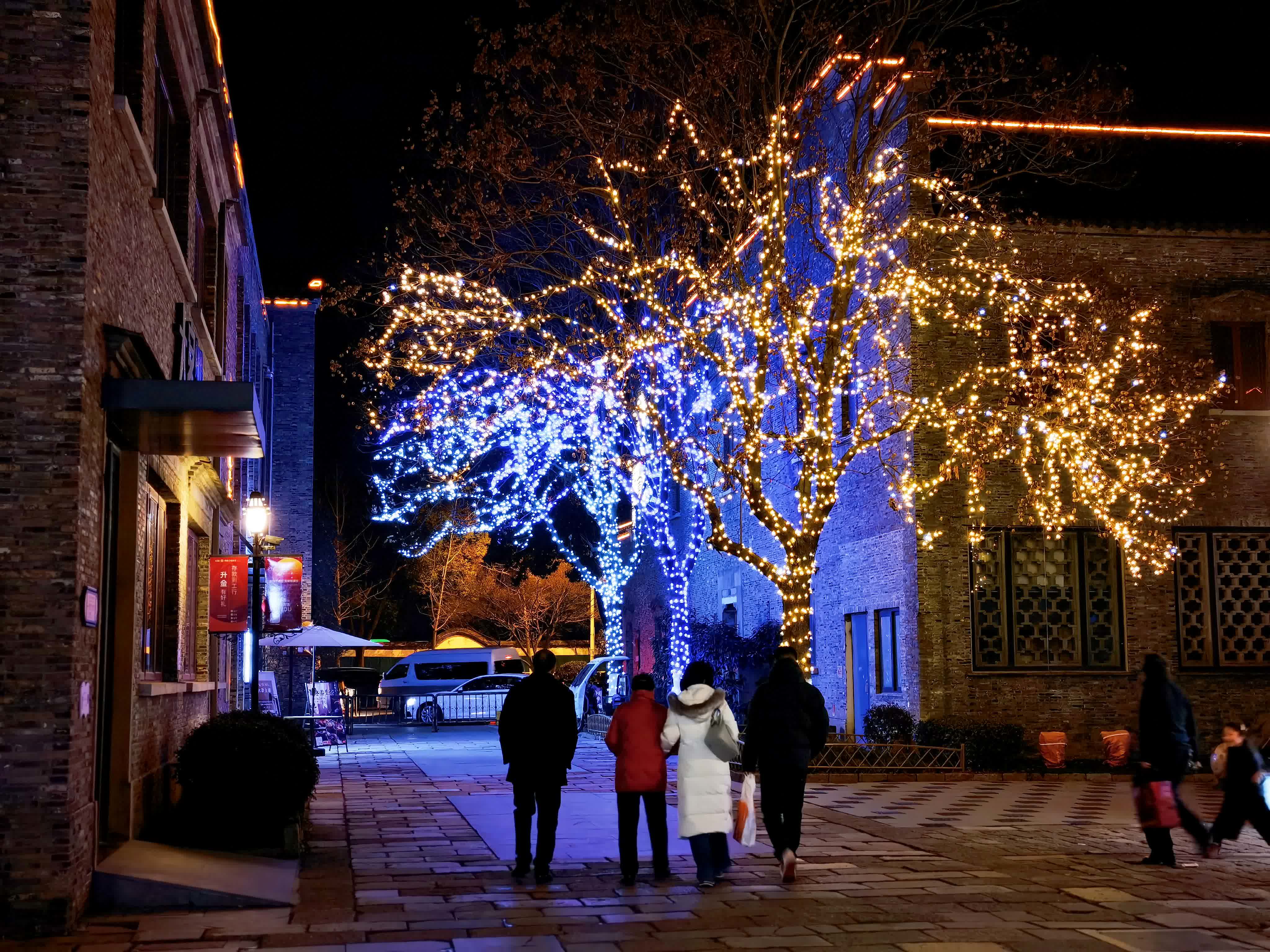 春節將至，江蘇省鎮江市西津古渡華燈初上，宛如一幅流動的千年畫卷。青石板上燈火流金，古宅檐下紅綢搖曳，璀璨光影將唐宋元明清的歷史層層暈染，一磚一瓦都浸透着歲月的醇香，令人流連忘返。
【來源】鎮江市人民政府港澳事務辦公室