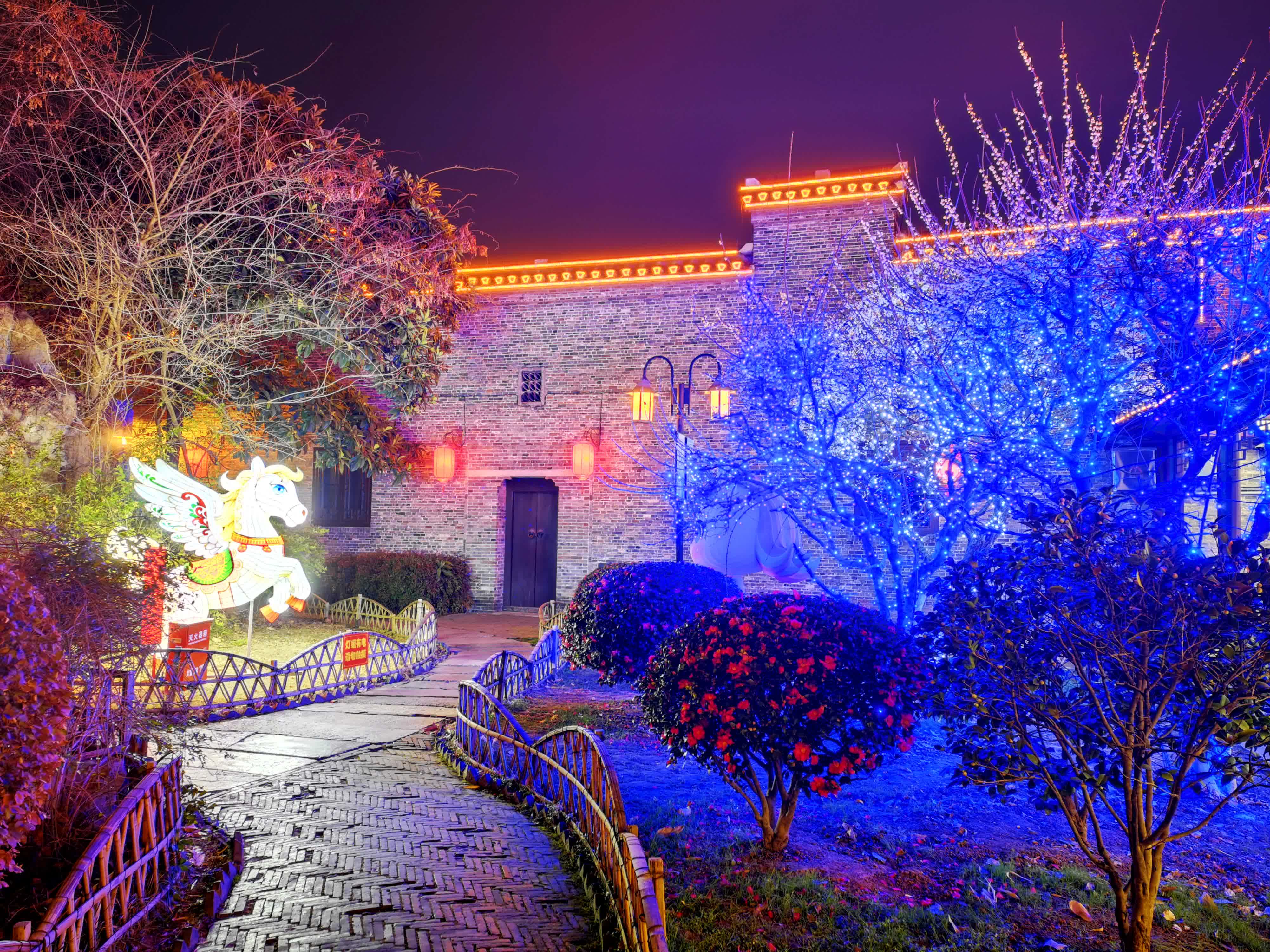 春節將至，江蘇省鎮江市西津古渡華燈初上，宛如一幅流動的千年畫卷。青石板上燈火流金，古宅檐下紅綢搖曳，璀璨光影將唐宋元明清的歷史層層暈染，一磚一瓦都浸透着歲月的醇香，令人流連忘返。
【來源】鎮江市人民政府港澳事務辦公室