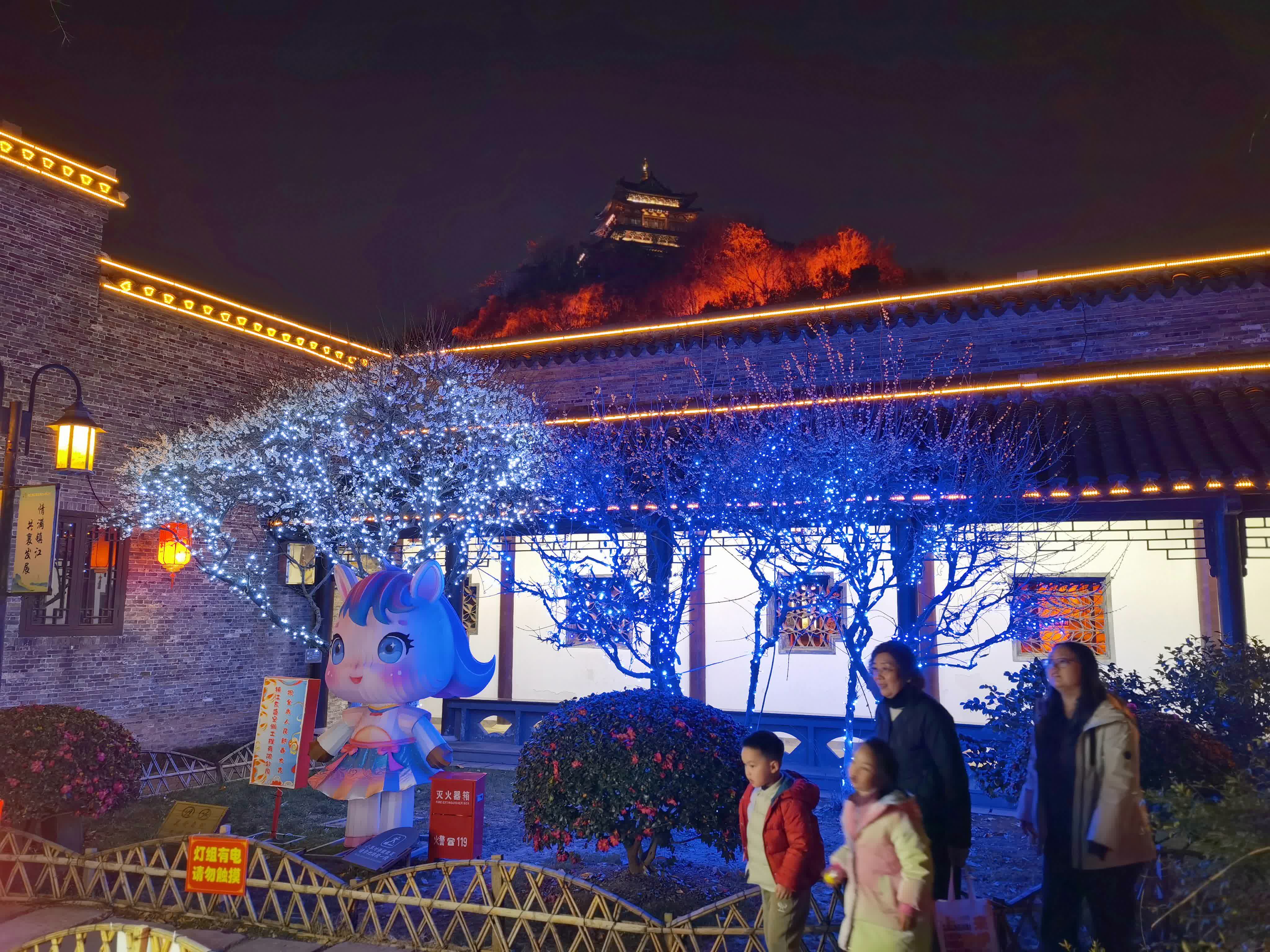 春節將至，江蘇省鎮江市西津古渡華燈初上，宛如一幅流動的千年畫卷。青石板上燈火流金，古宅檐下紅綢搖曳，璀璨光影將唐宋元明清的歷史層層暈染，一磚一瓦都浸透着歲月的醇香，令人流連忘返。
【來源】鎮江市人民政府港澳事務辦公室