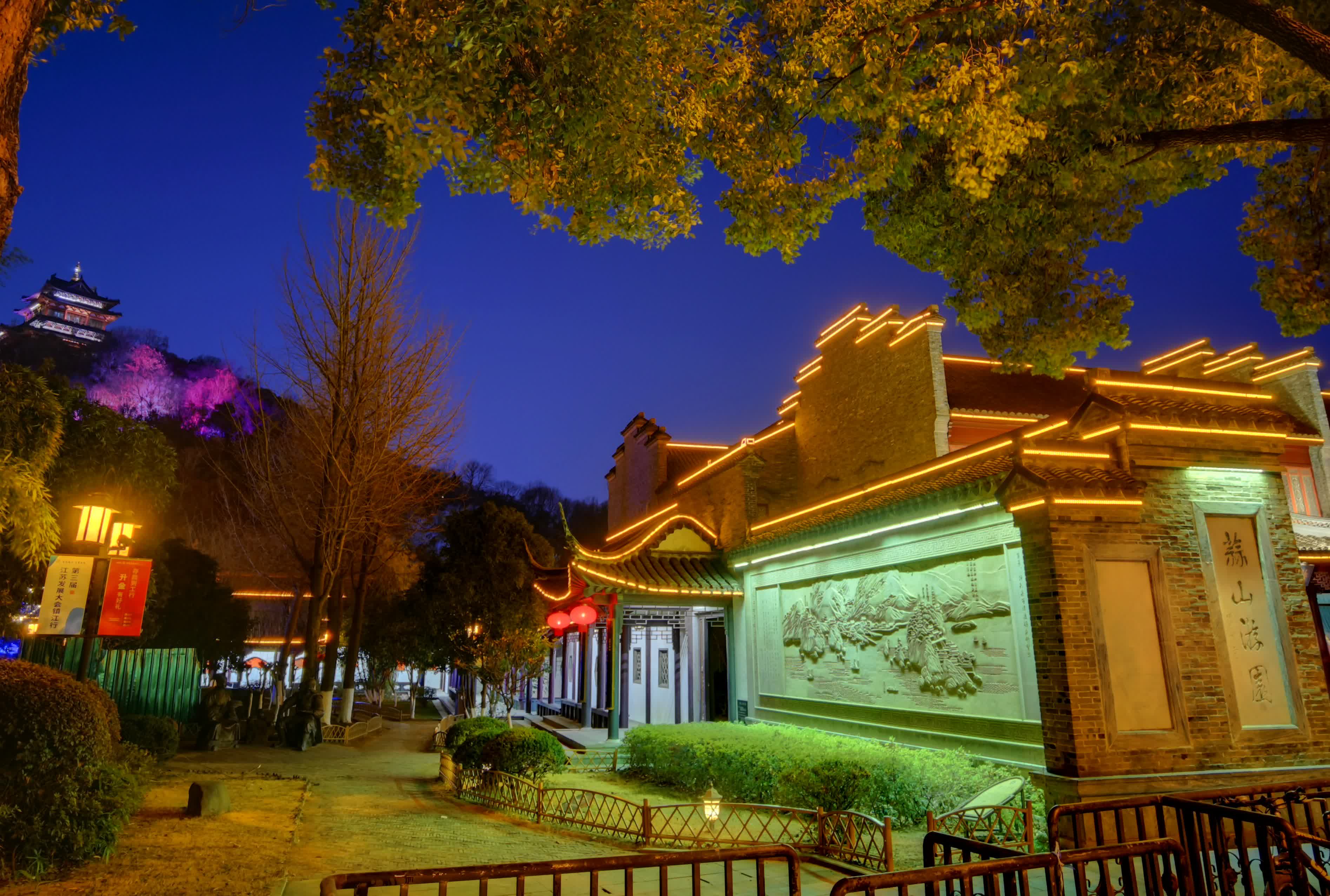 春節將至，江蘇省鎮江市西津古渡華燈初上，宛如一幅流動的千年畫卷。青石板上燈火流金，古宅檐下紅綢搖曳，璀璨光影將唐宋元明清的歷史層層暈染，一磚一瓦都浸透着歲月的醇香，令人流連忘返。
【來源】鎮江市人民政府港澳事務辦公室