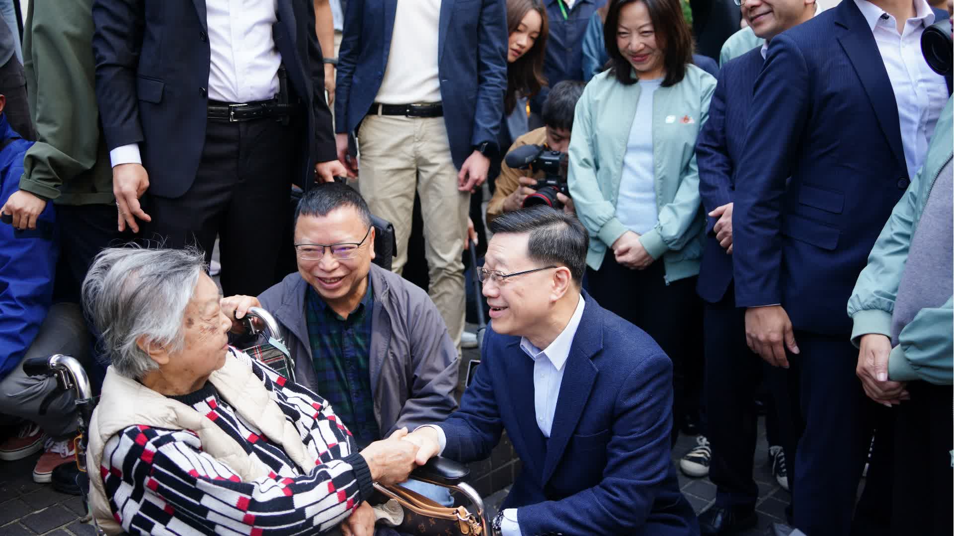 (有片)歲晚落區|李家超與長者交流 獲讚「十分親民」