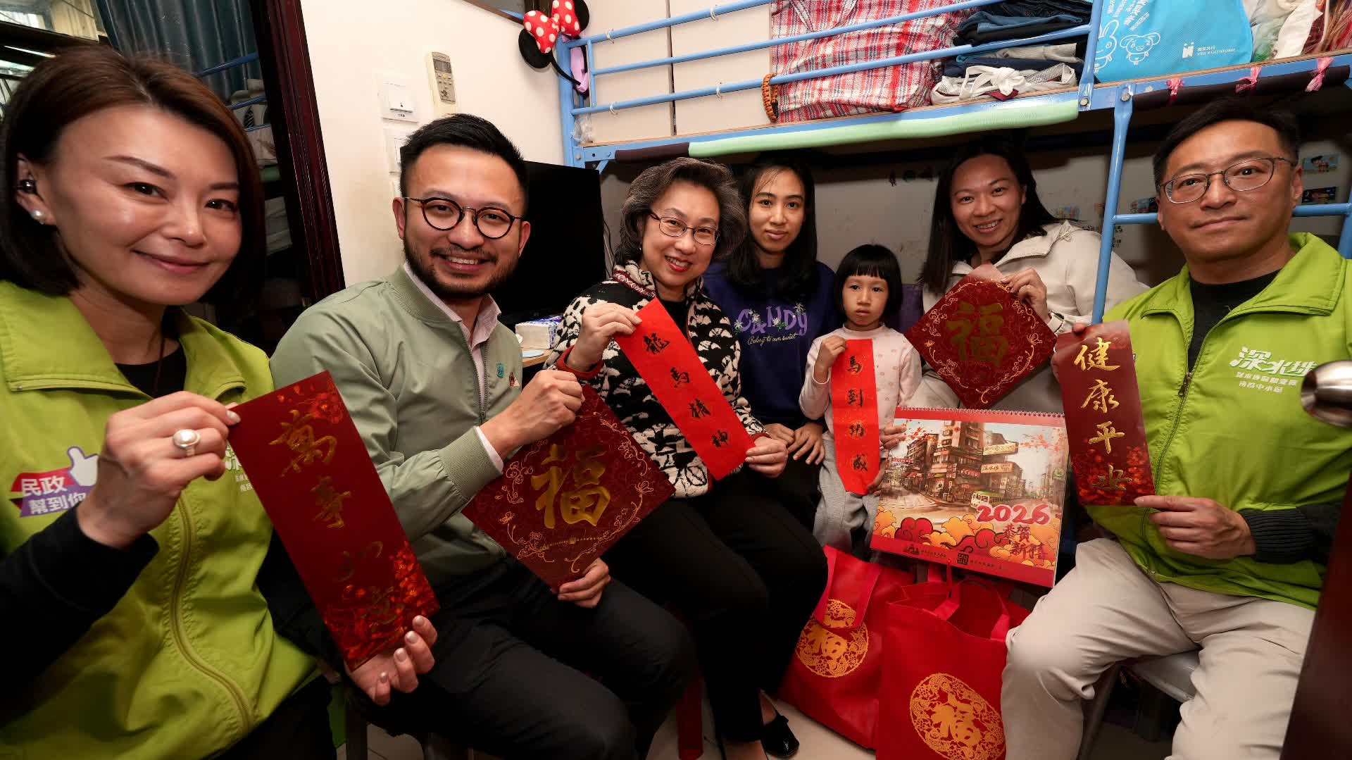 歲晚落區|政府今起一連4日探訪18區 林定國楊何蓓茵等官員送福袋慶新春