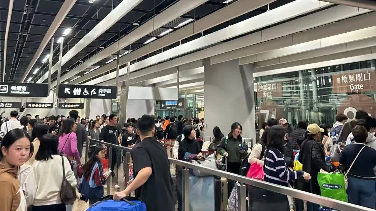 (有片)北上返鄉人潮逼爆西九龍高鐵站 市民:「人多到網絡都很卡」