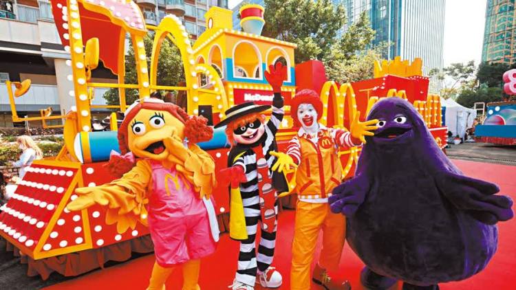 12花車46表演團隊初一登場　麥當勞叔叔LABUBU「出巡」迎馬年
