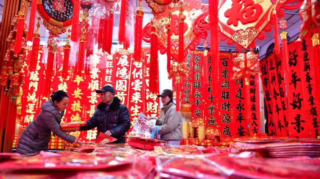 Markets across China bustling as people prepare for upcoming Spring Festival