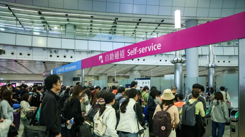 (有片)至下午4時逾69萬人次出入境 近37.2萬港人出境