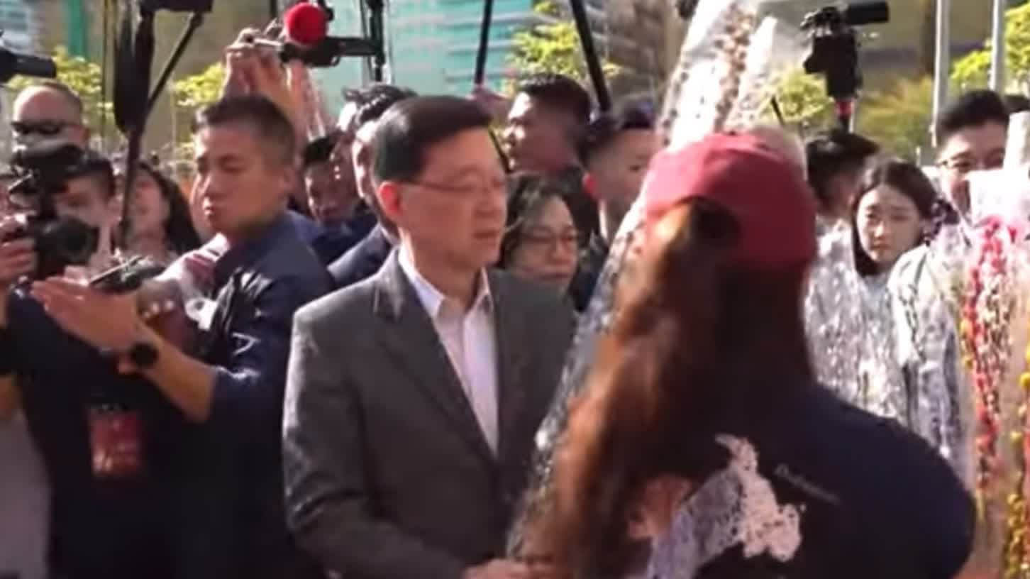 (有片)李家超行觀塘年宵花市 入場兩分鐘即掏腰包 120元買4枝銀柳