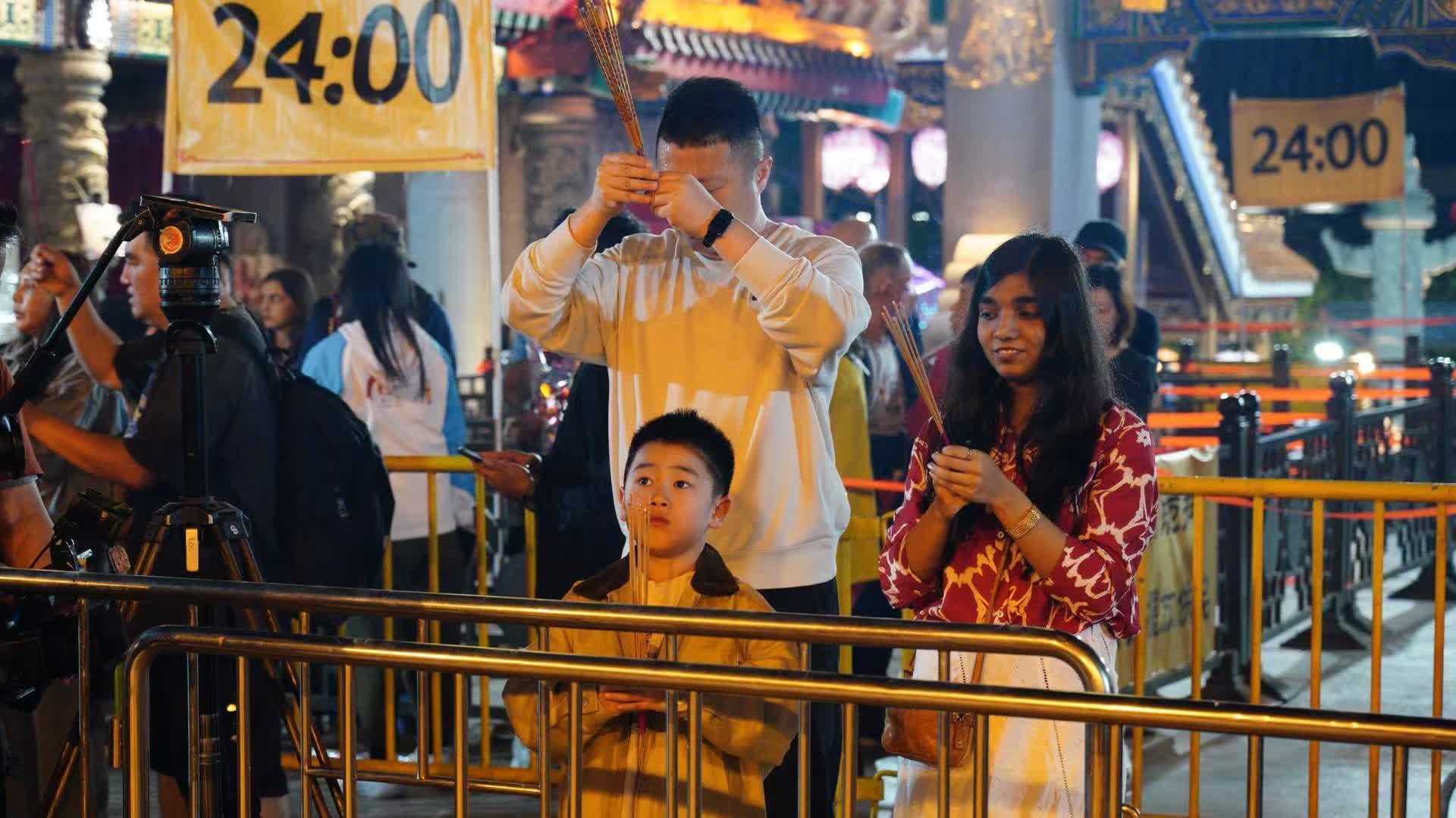 (有片+多圖)黃大仙祠「頭炷香」今晚開搶!直擊現場盛況